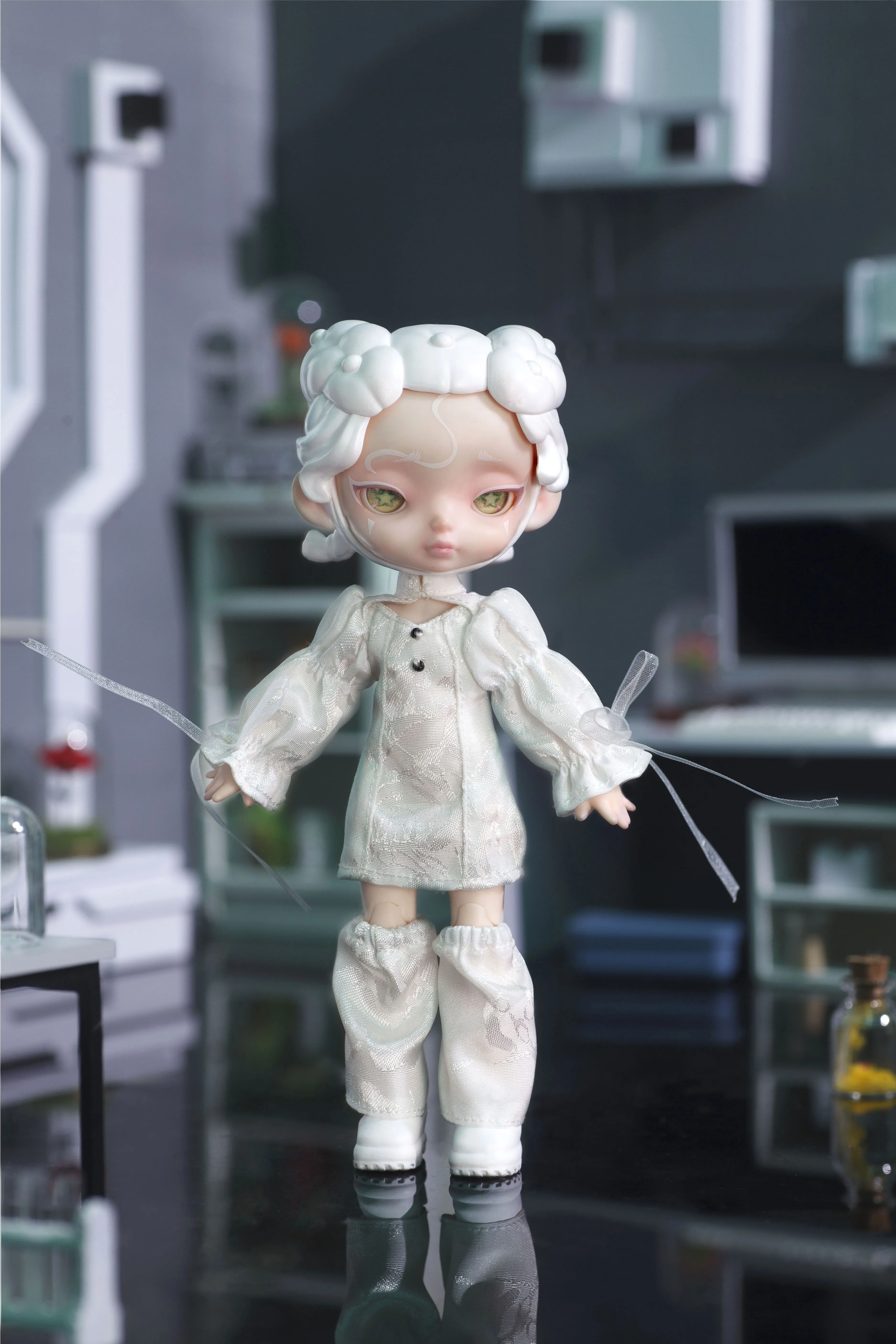 Игрушечные черно-белые куклы