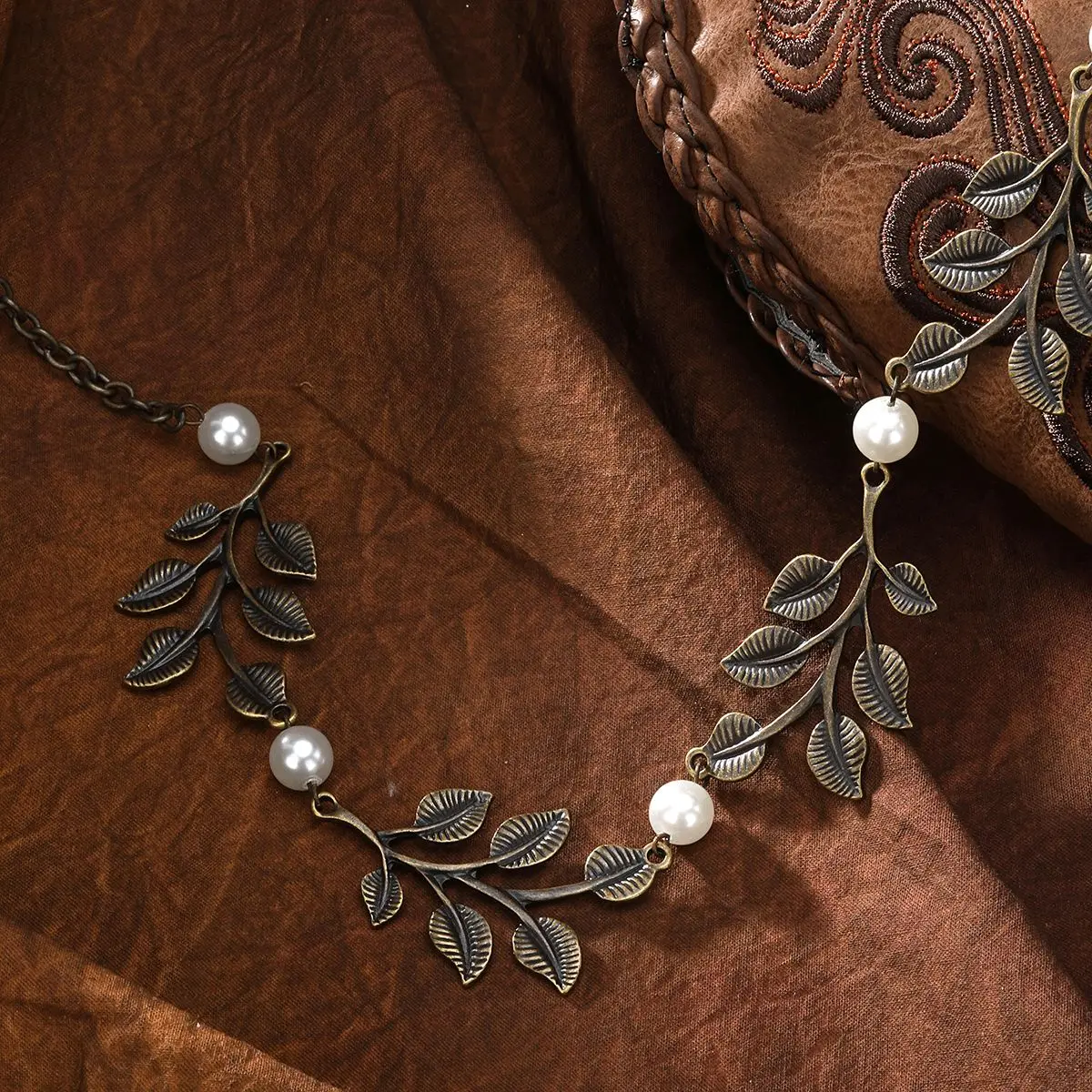 Low price Designer vintage imitation pearl zinc alloy leaf women boho necklace jewelry wholesale