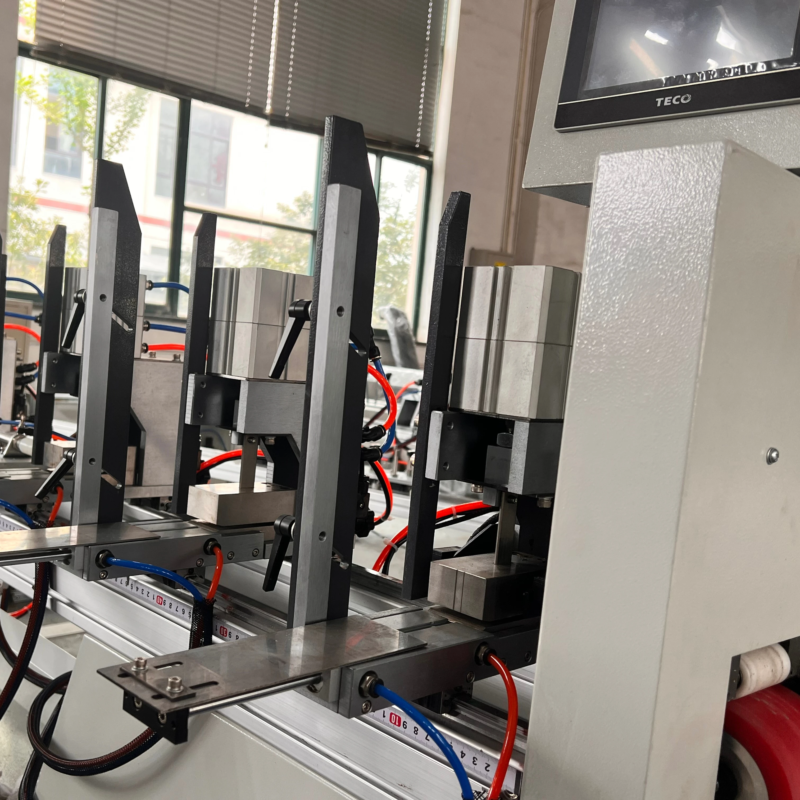 Fully-auto wooden blinds machine wooden slats punching machine