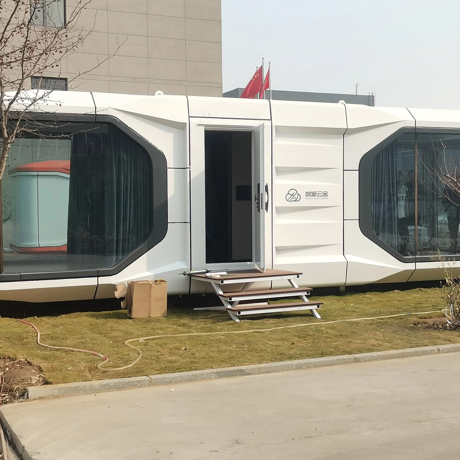 Xinghe     Mobile Container Hotel Prefabricated Futuristic Capsule House For Touring Prefab house