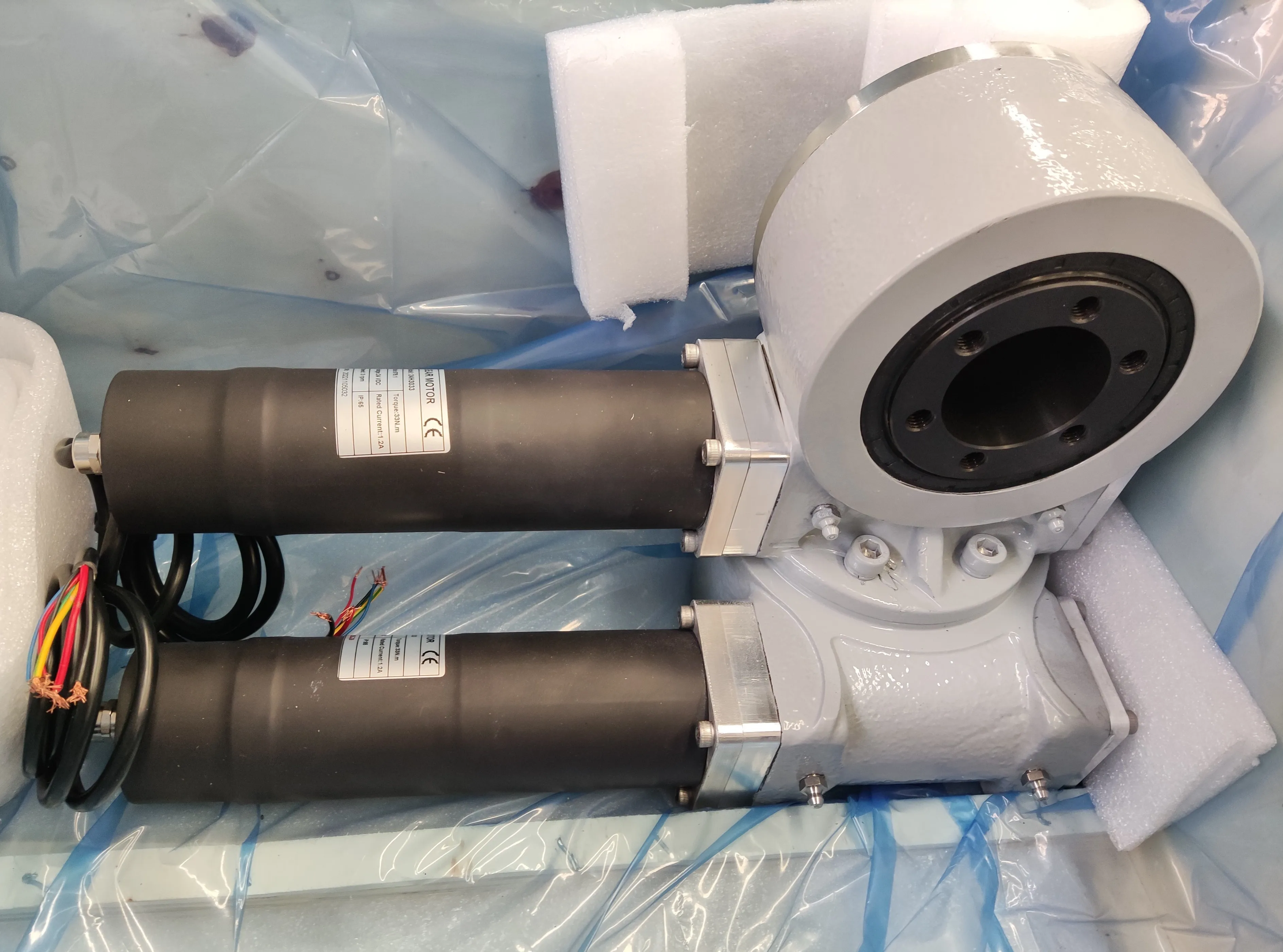 SDE3 Dual Axis Slew Drive With 24V DC Motor For Solar Tracker System And For Solar Panels