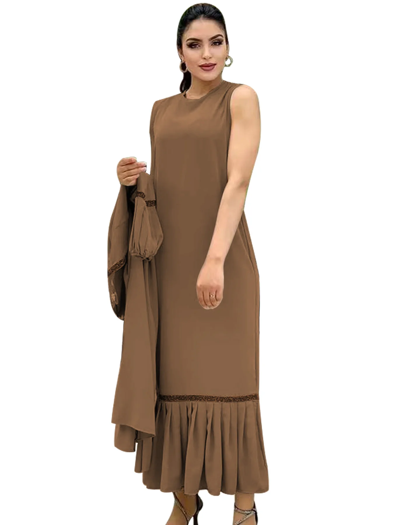 A trendy and elegant Middle Eastern dress paired with a popular new colored pearl in Europe and the United States