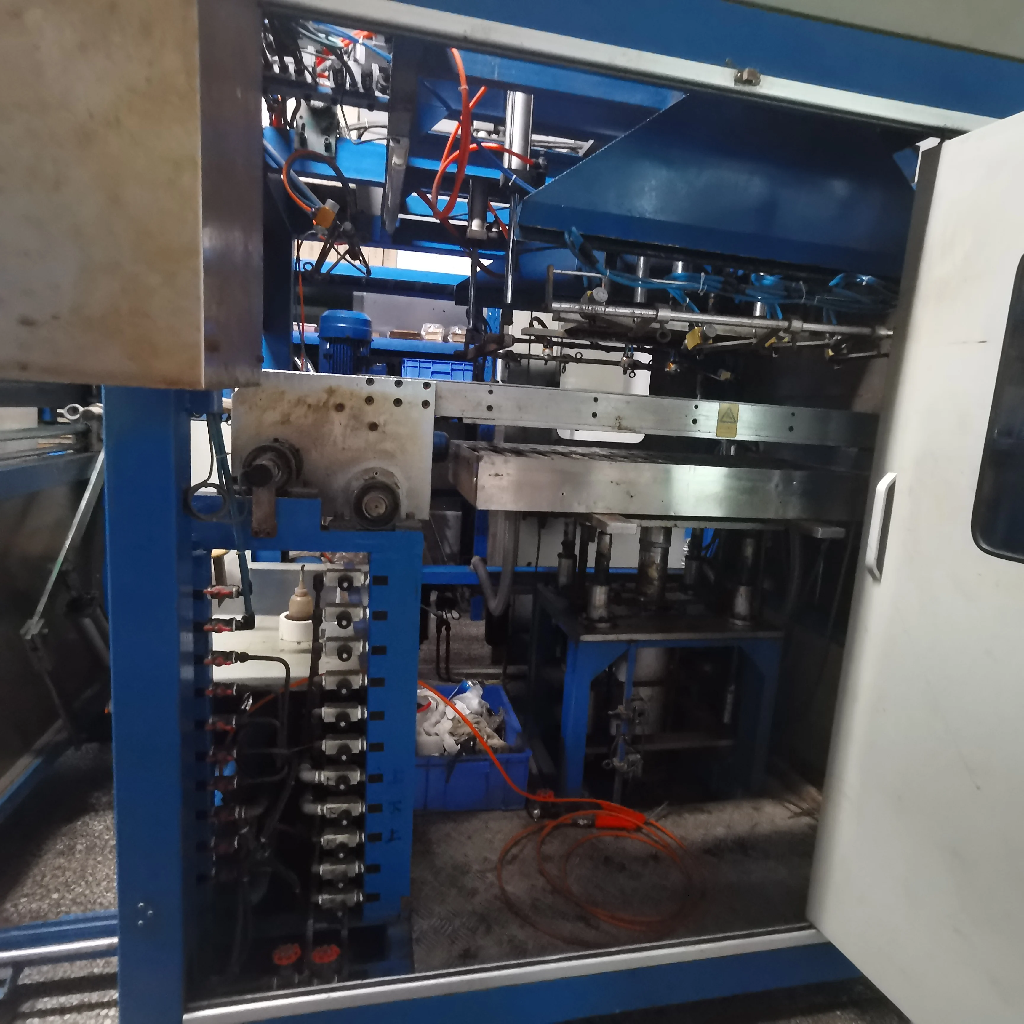 Second-hand automatic plastic product vacuum forming machine