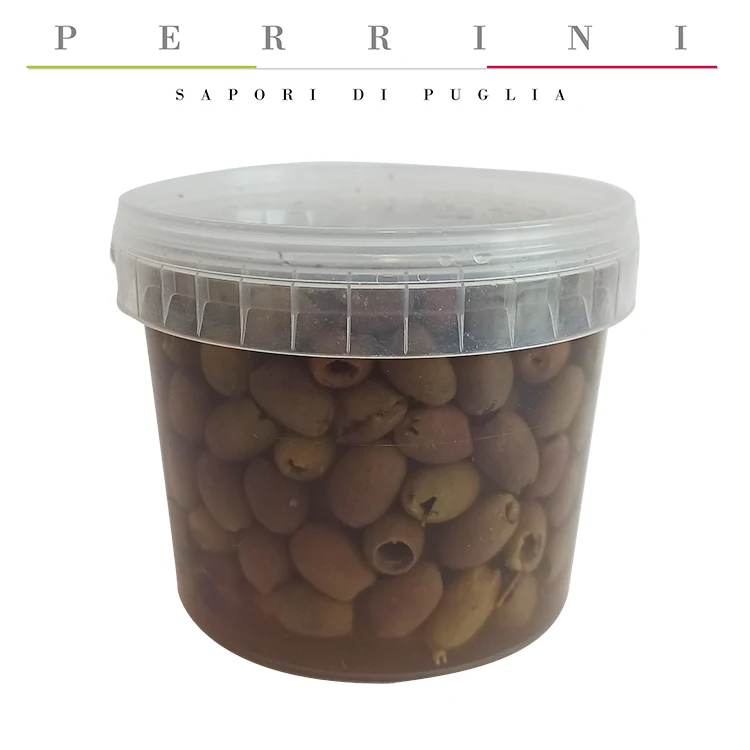 
 Вкусные естественно ферментированные маринованные оливки Taggiasca в маленьком ведре для домашних животных в рассоле  