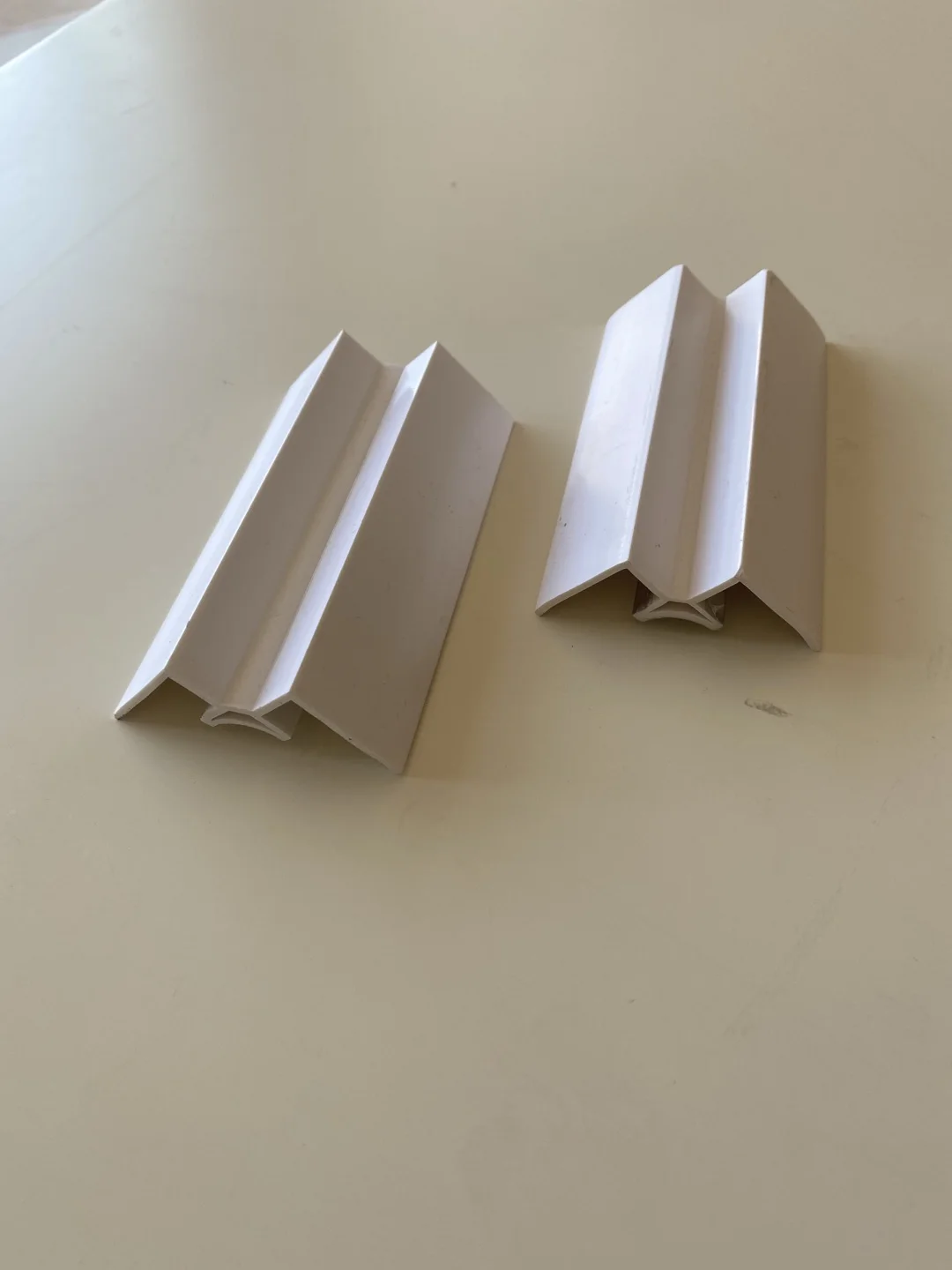 Качественный внутренний уголок из белого ПВХ 10 мм