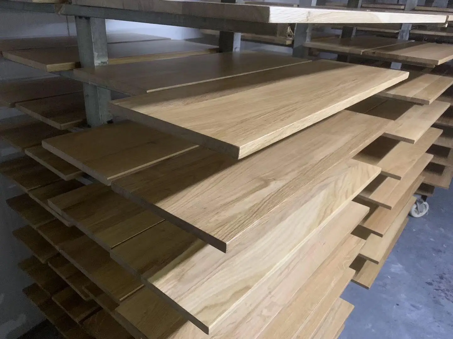 Крытая деревянная крышка для лестницы из массива дуба