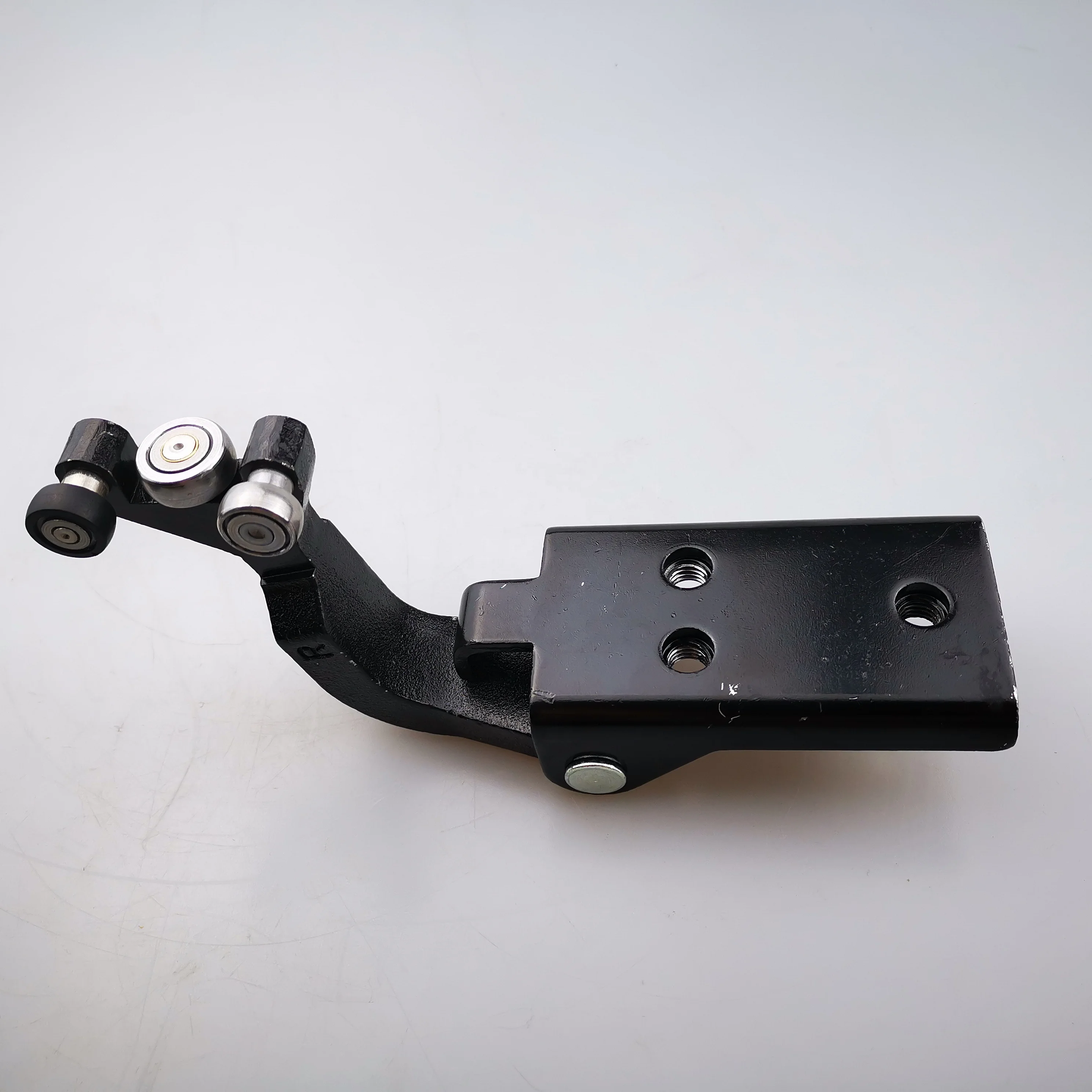 SAIC MAXUS V80 Sliding door middle hinge RH C00033188