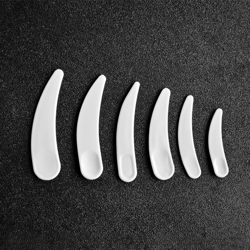 Прозрачная пластиковая лопатка с логотипом клиента для косметического крема