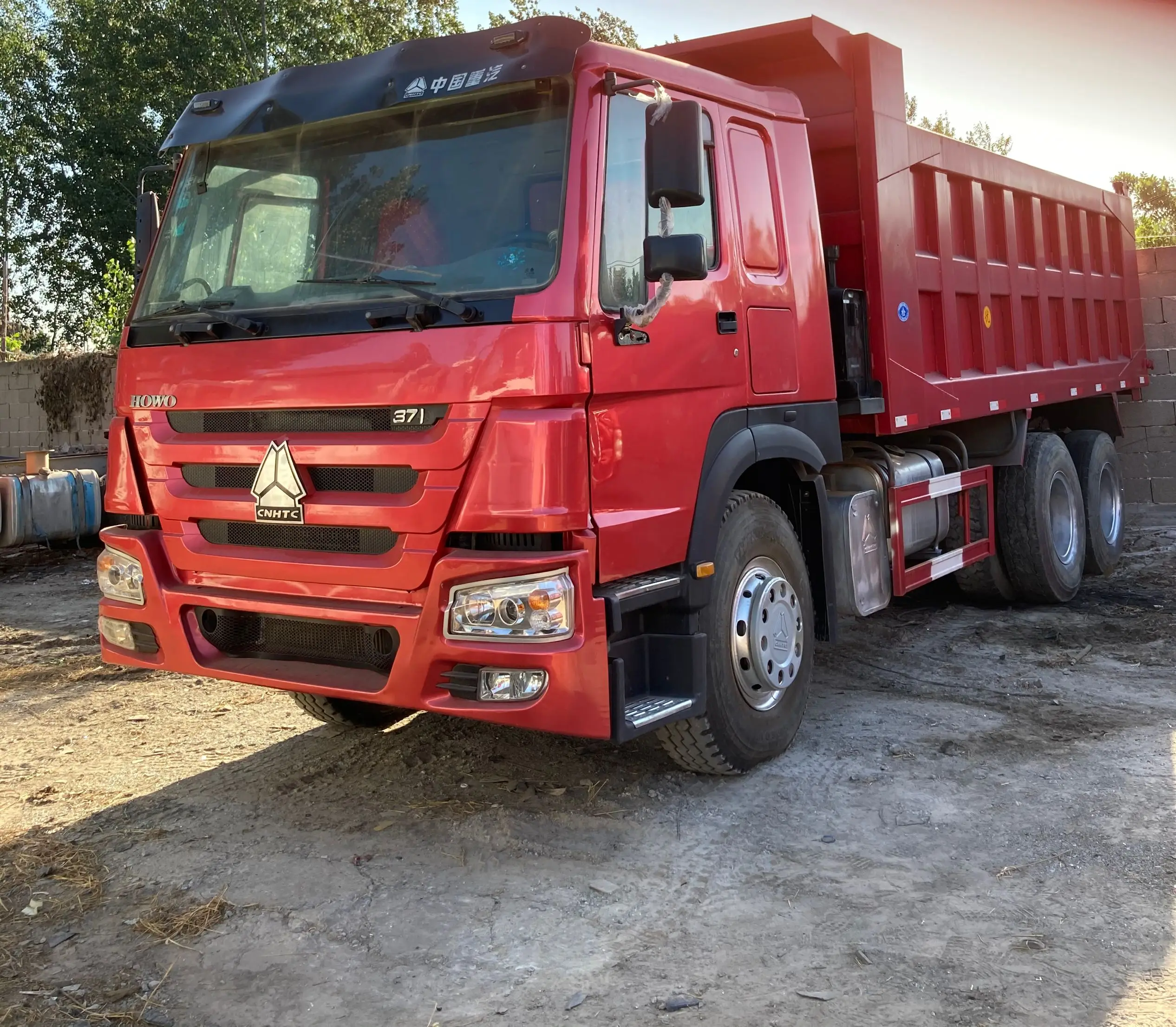 2021 High Quality  351 - 450hp Sinotruk HOWO 31 - 40T Dump Trucks Crane