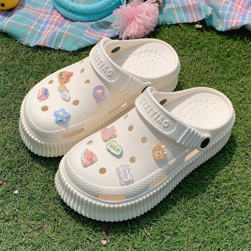 2024 Fashion Charms Clogs New Thick Sole Outdoor Women Slippers High Quality Summer Beach Sandals