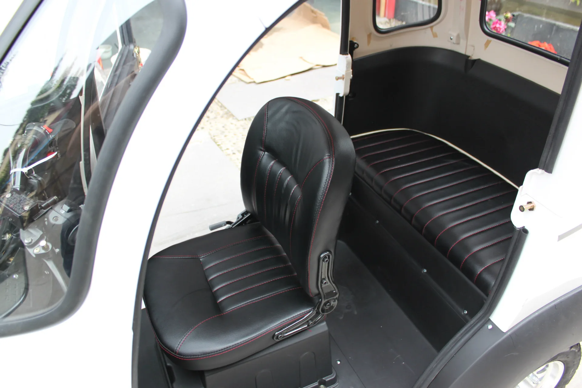 cheap tricycle Closed Body Type passenger electric tricycle /electric trike