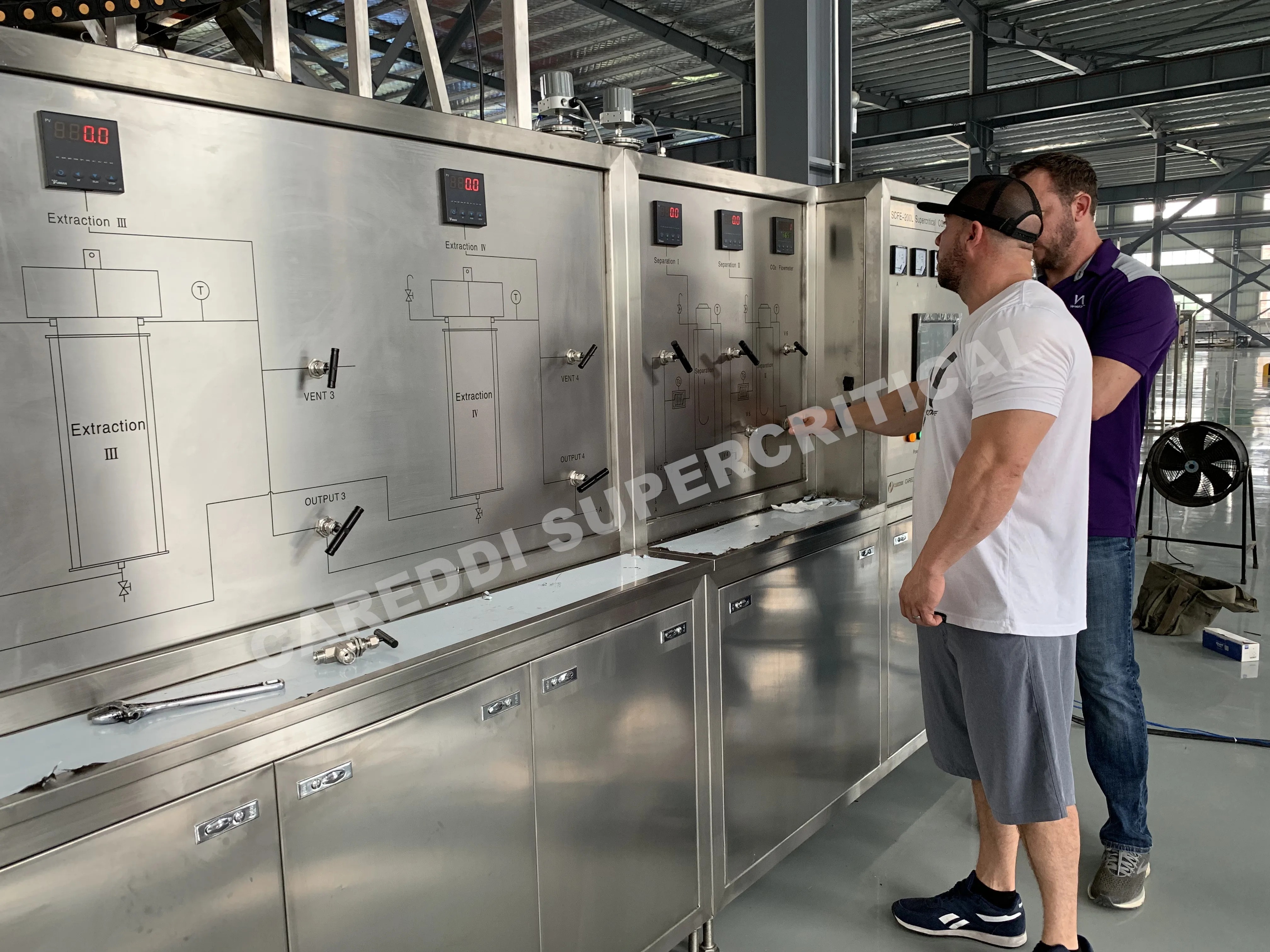 Заводской производитель Сверхкритическая машина для экстракции CO2 в промышленном масштабе травяного эфирного масла