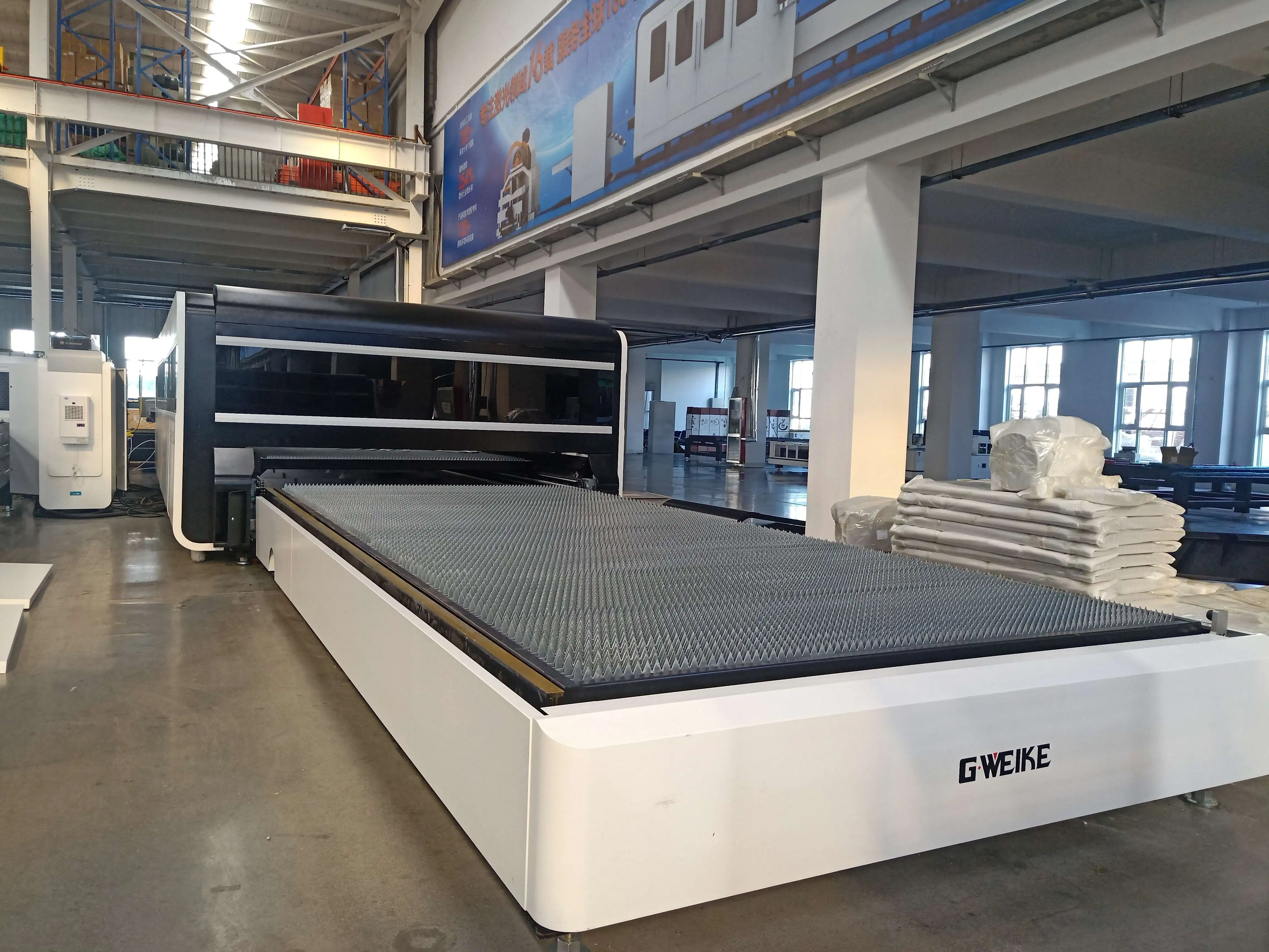 China Manufacture Direct Supply Gweike 6025 Stainless Steel Bevel 12KW Fiber Laser Cutting Machine For Metal
