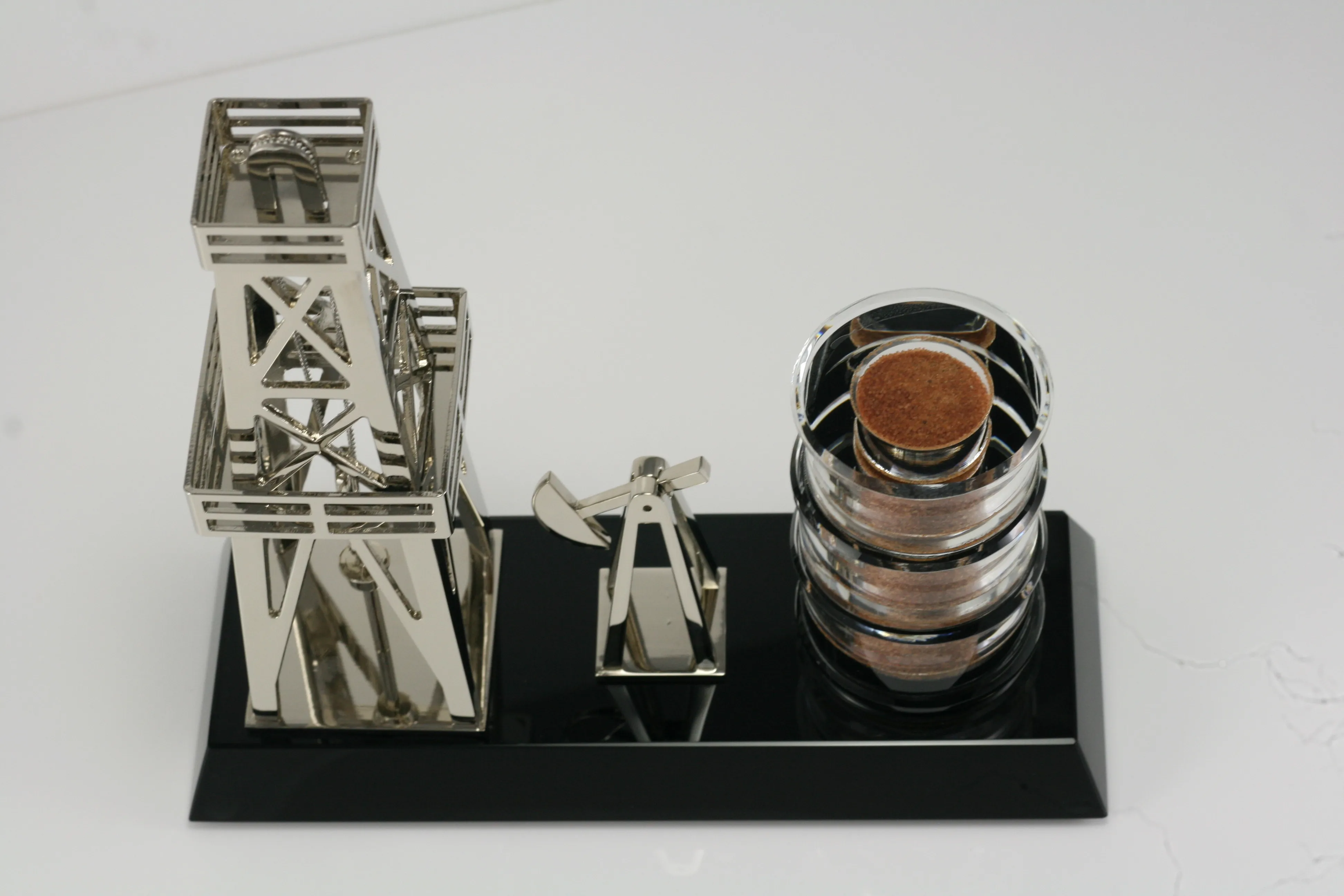 Crystal base oil related sand metal oil drilling  rig gift souvenir item for oil industry metal crafts petroleum souvenir