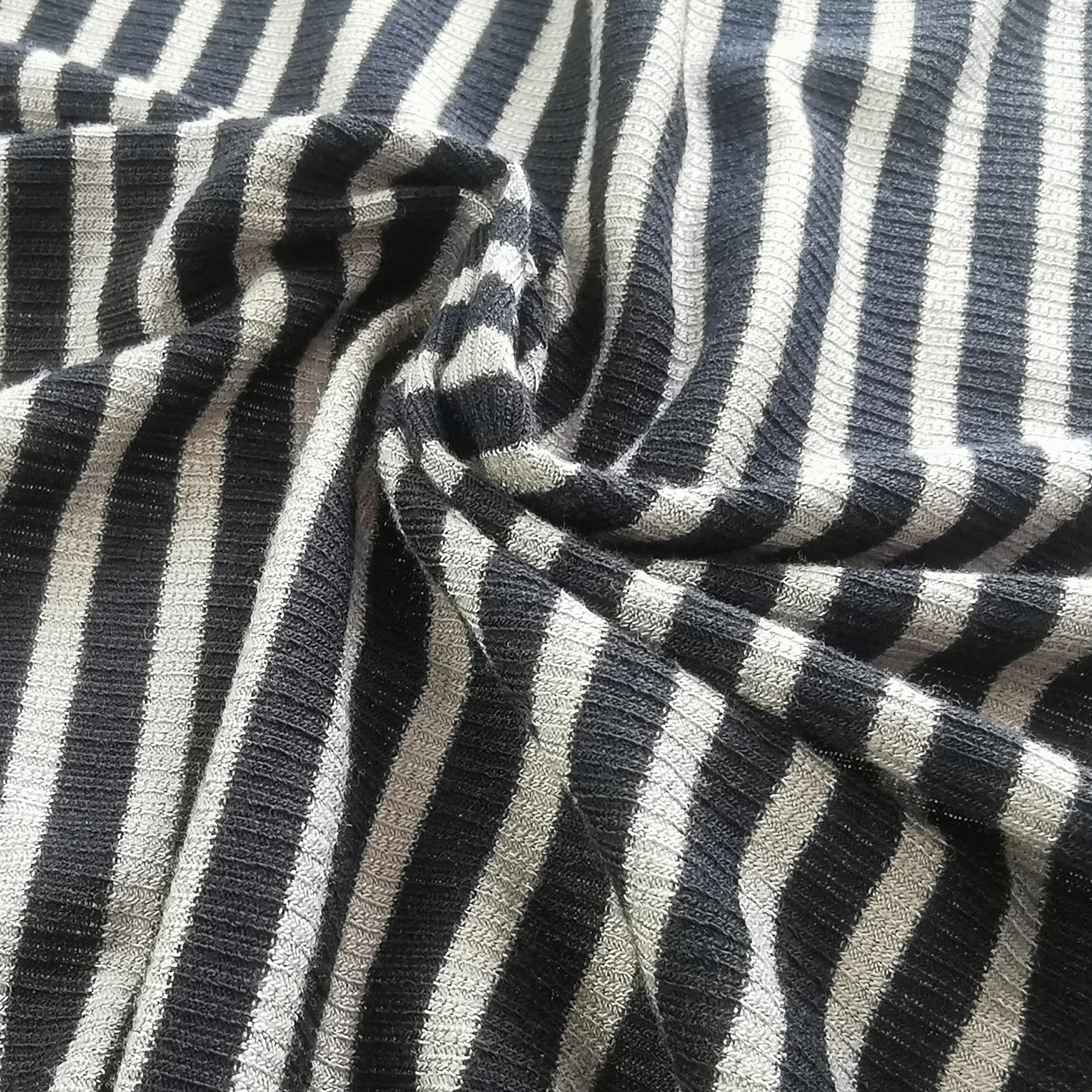 Самая популярная трикотажная окрашенная ткань в рубчик для платья