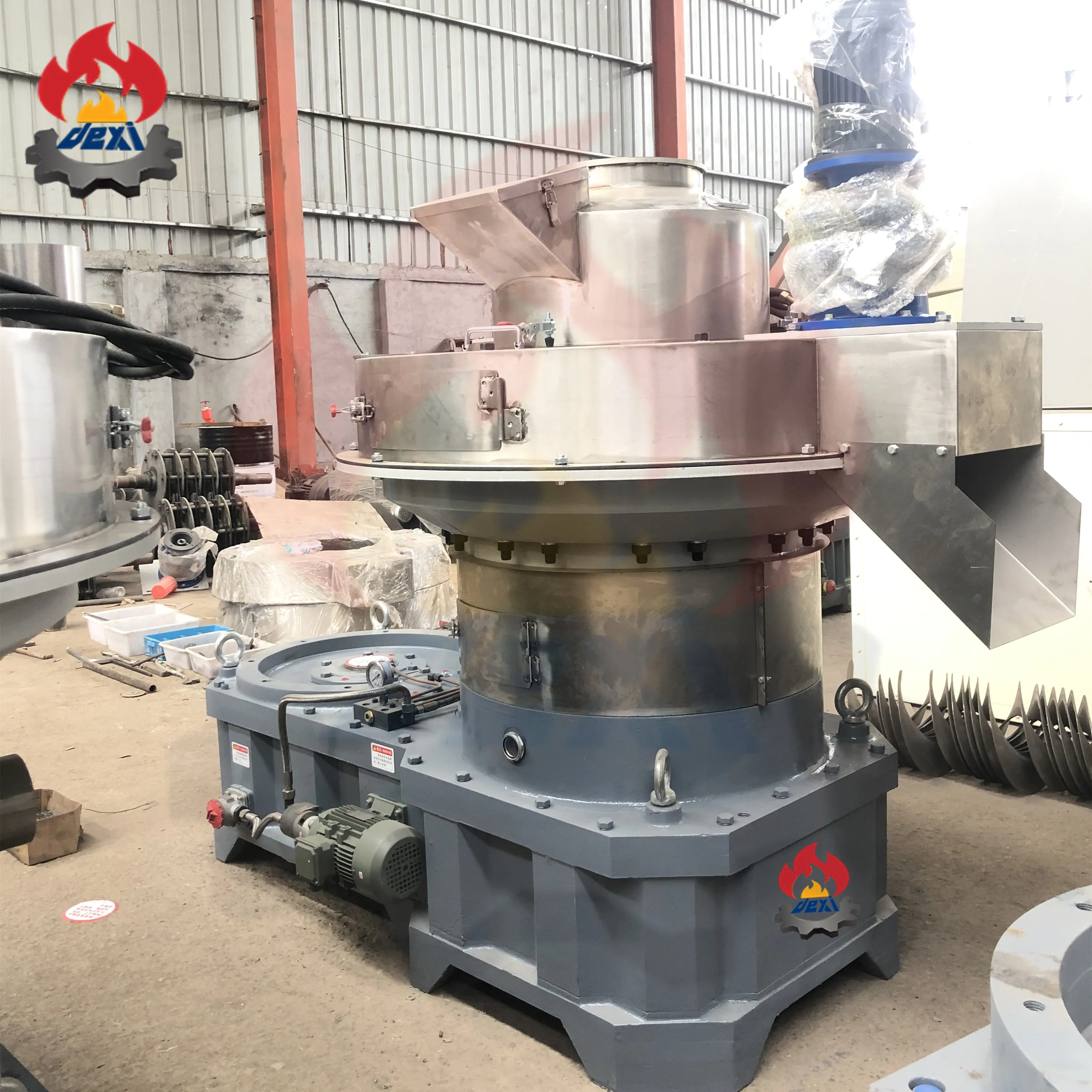 The factory sells 132kw 1.5t-2t/h 24-hour uninterrupted rice husk, ring mold, sawdust press mill