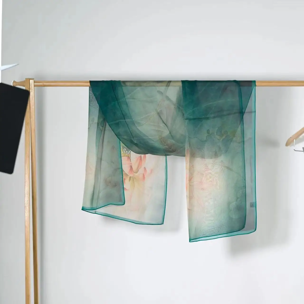 Factory gambiered Guangdong gauze machine rolled 55*175cm fashionable100% silk Printed Design Silk Scarf Gift