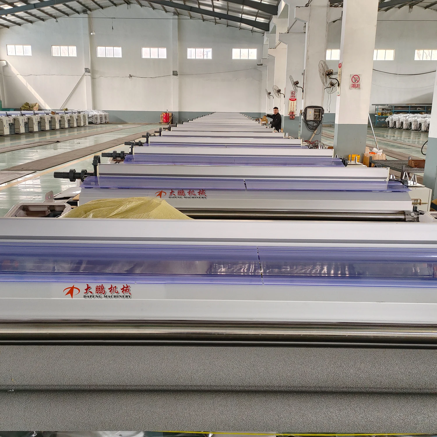 Получите водоструйный ткацкий станок DAPENG прямо с завода обеспечив лучшее качество и ценность для вашего бизнеса
