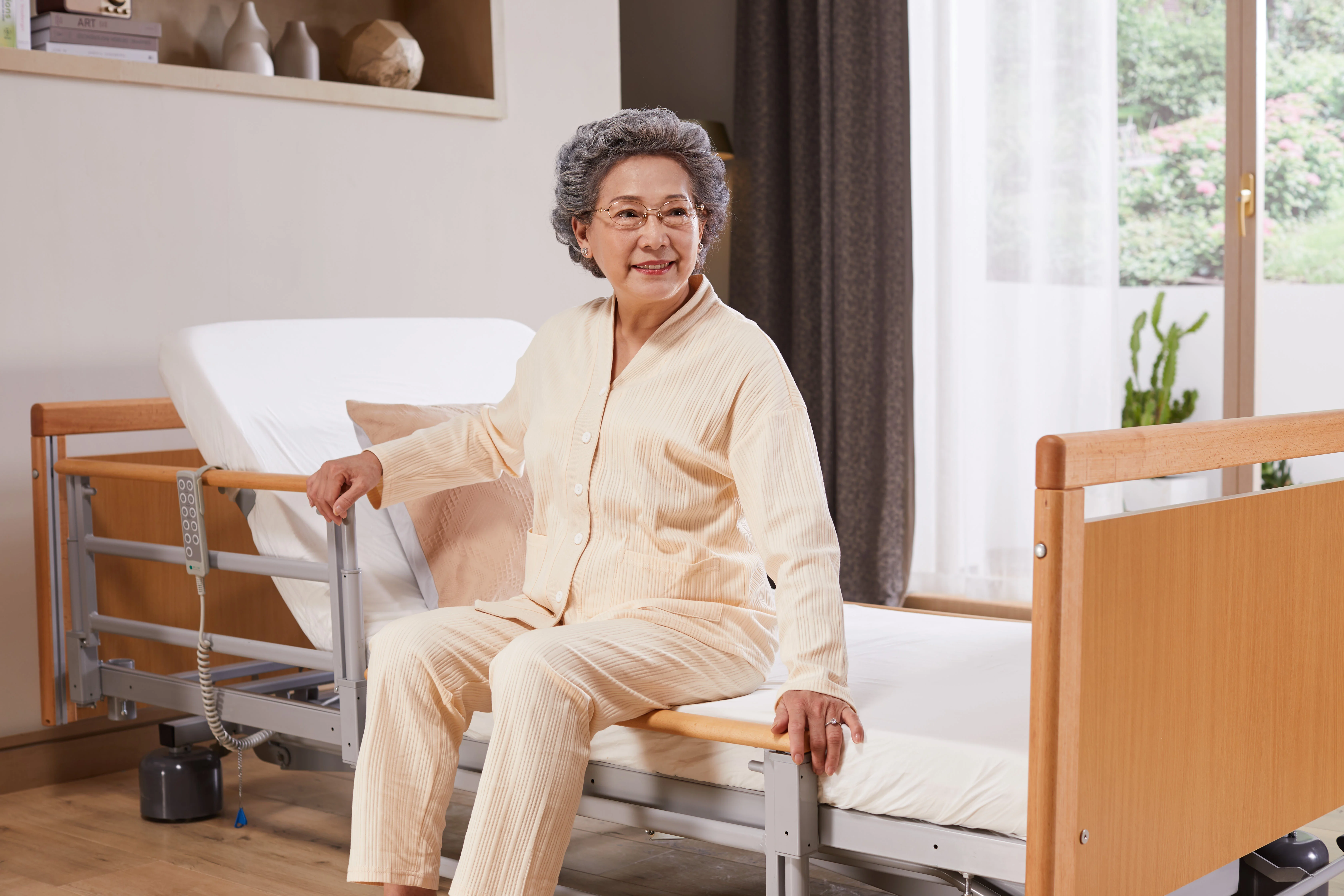 Tecforcare One-button Brake Adjustable Beds 5 Function Electric Hospital How Care Bed for The Elderly