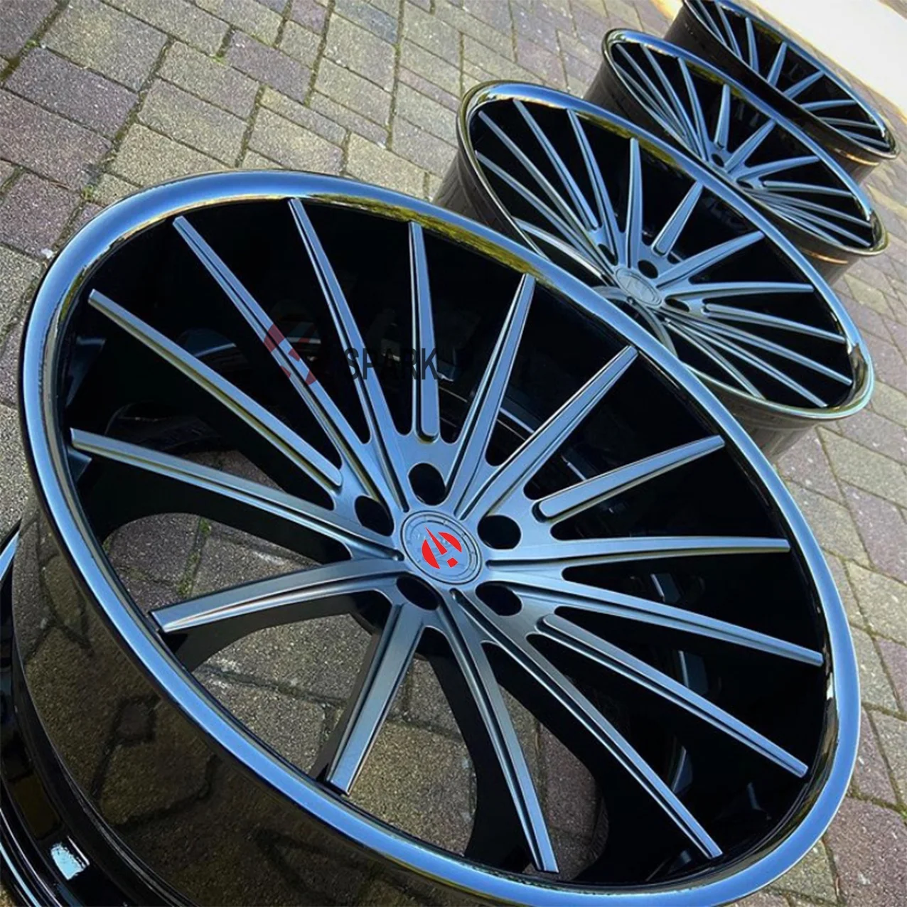 Блестящий черный