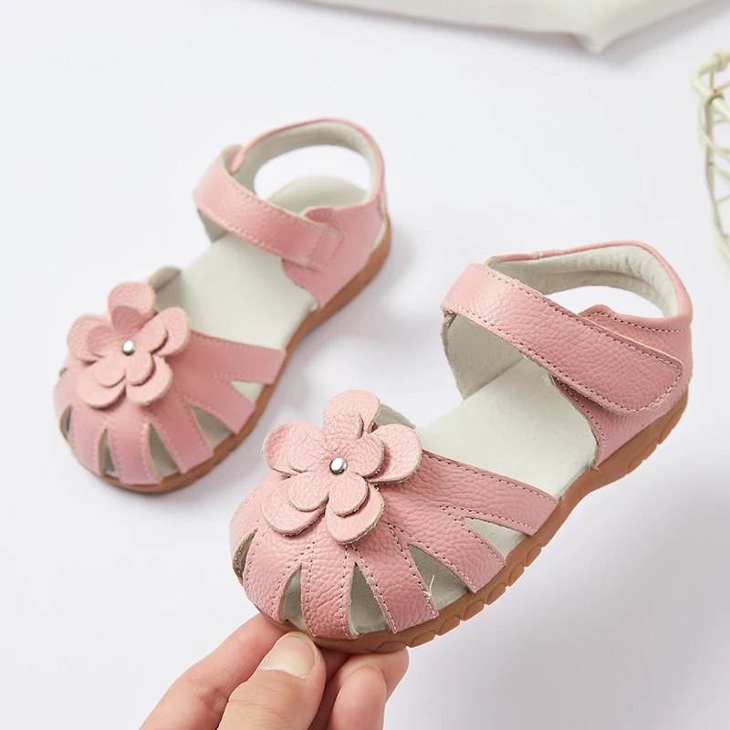 Сандалии из натуральной кожи с цветочным рисунком и ремешком на щиколотке