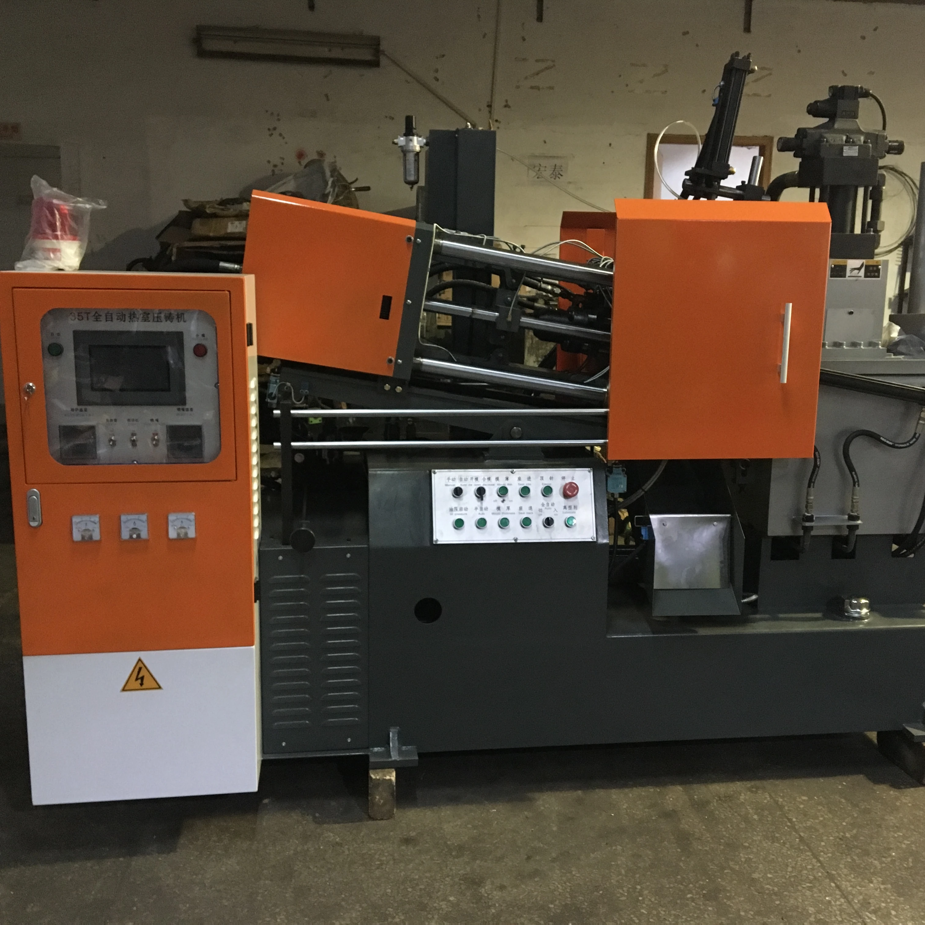 Машина для литья под давлением металлических и цинковых джинсов