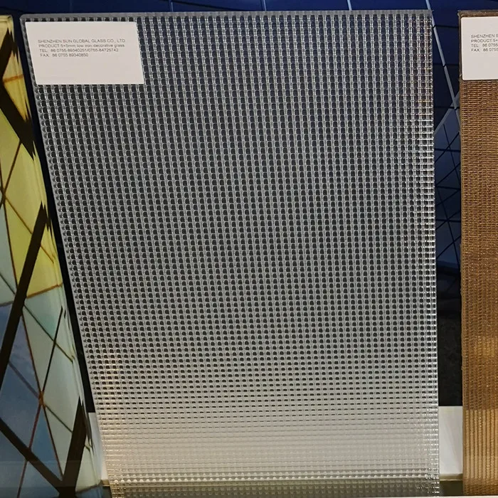 Китай высокое качество прожектора поперечного внутреннего декоративного низкого железа ультра прозрачное закаленное ламинированное стекло панель Цена по прейскуранту