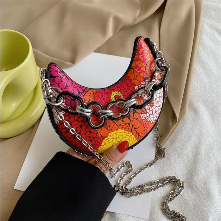 New autumn 2021 crescent-shaped saddle bag for ladies