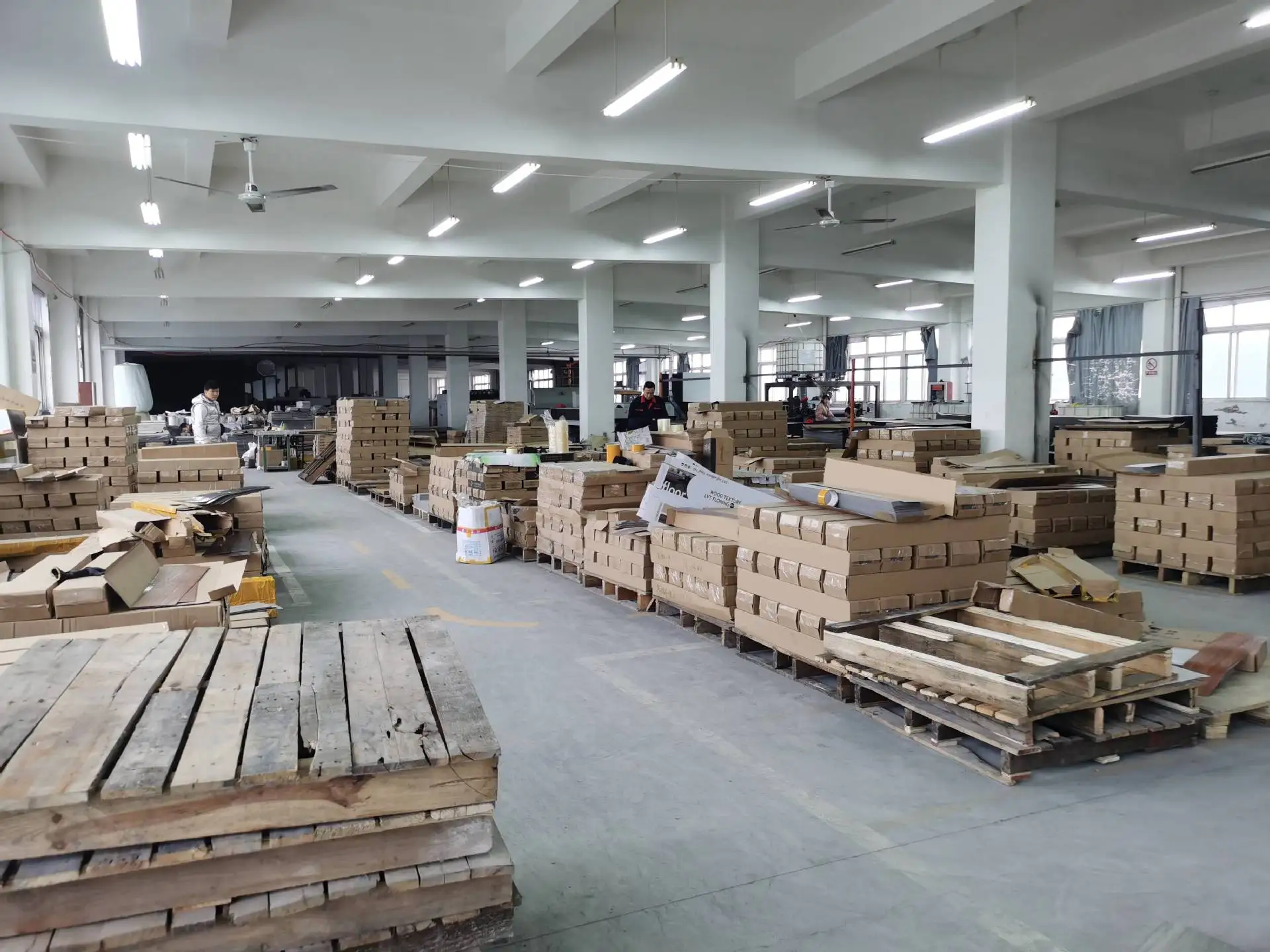 Оптовая продажа по заводской цене высокое качество новинка 2021 самоклеящаяся пластиковая напольная плитка «сделай сам» с зернистой древесиной