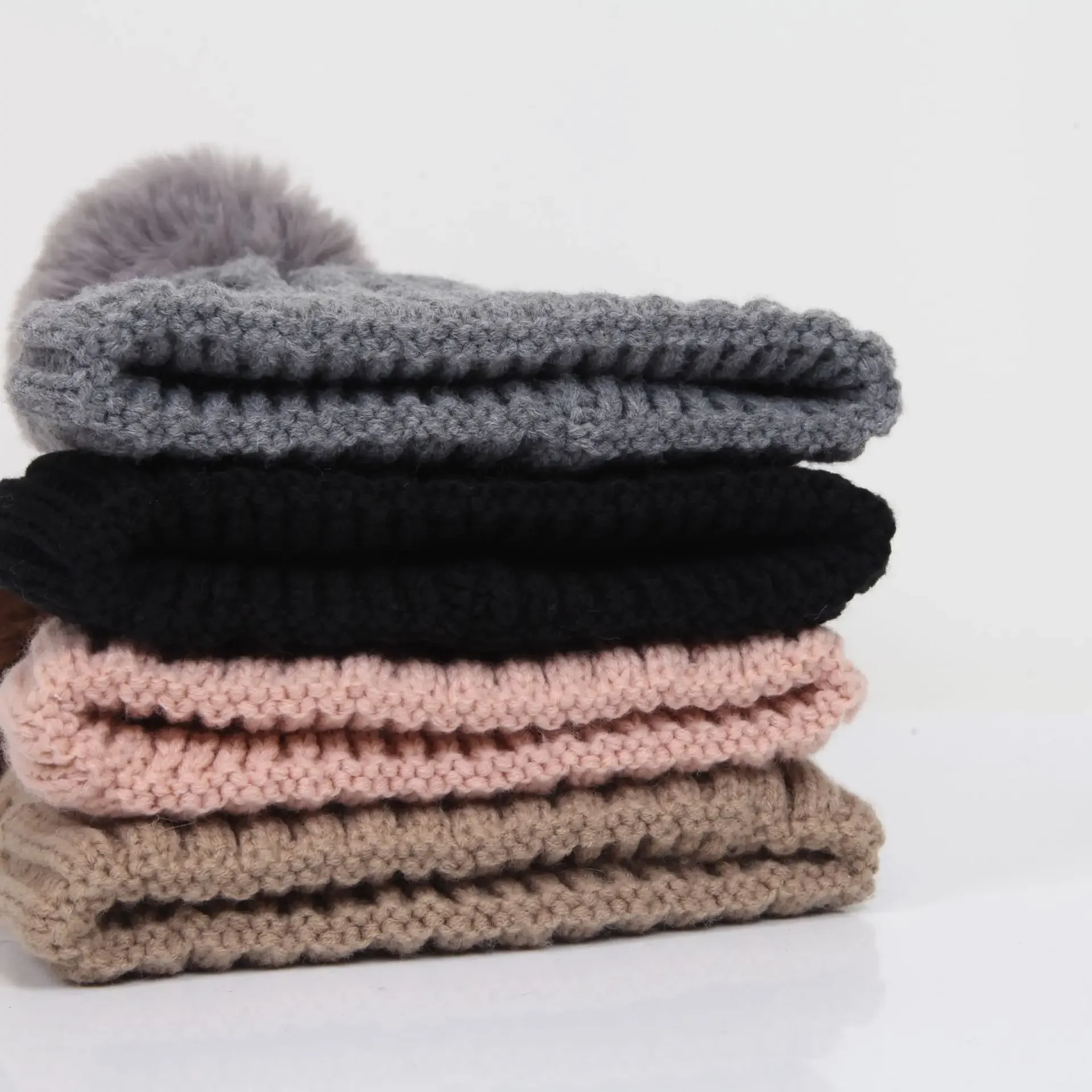 High quality outdoor  adult beanie with pom fur ball hats