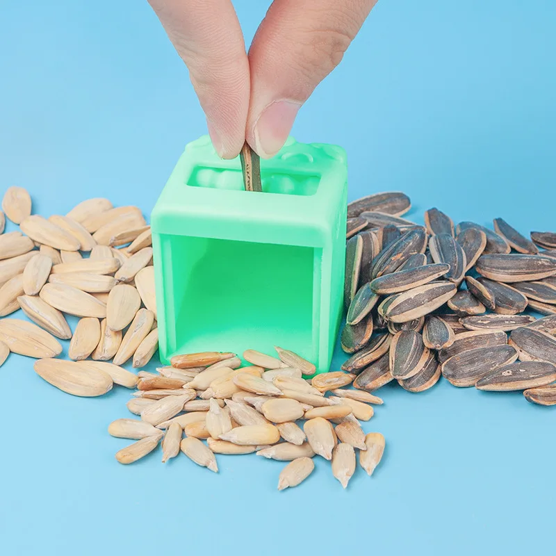 Peel the melon seeds with your hands