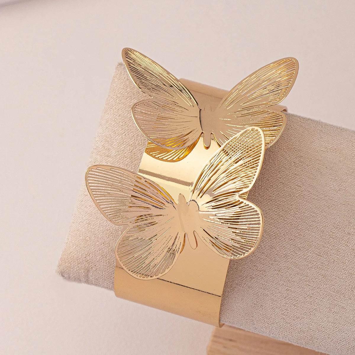 2024 New Arrival Hot selling exaggerated metal round women large bracelet sexy women butterfly gold cuff bangle bracelets women