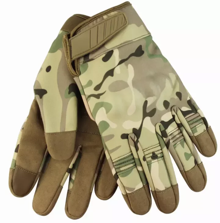 The factory has a daily output of over 6,000 cheap cold-resistant green tactical equipment.