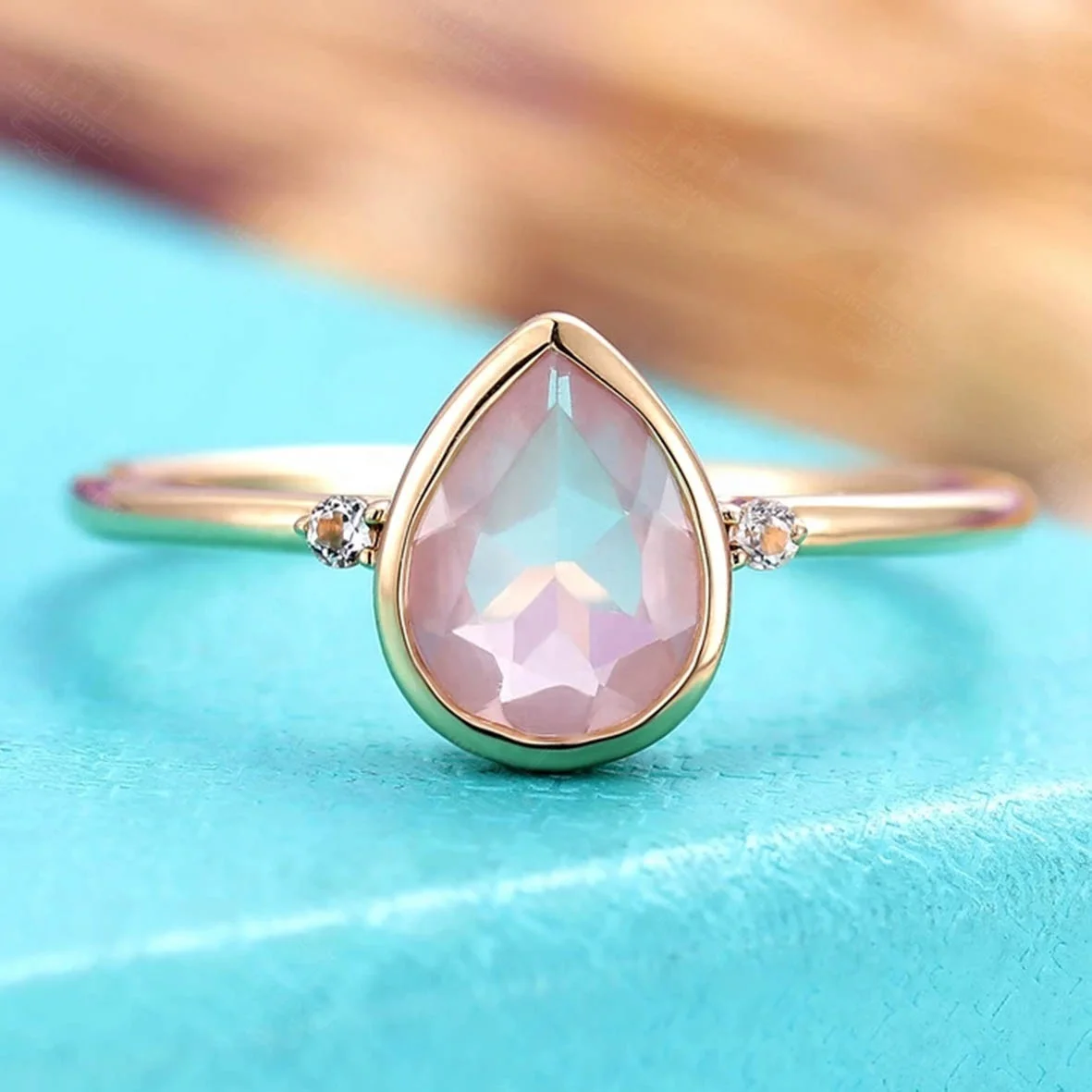 Женское кольцо из серебра 925 пробы с белым топазом в форме груши