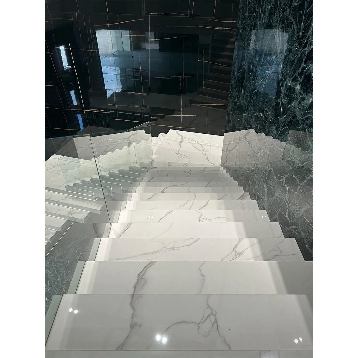 Artificial quartz stone interior staircase decorated with quartz slab white with gray vein Karaka quartz countertops