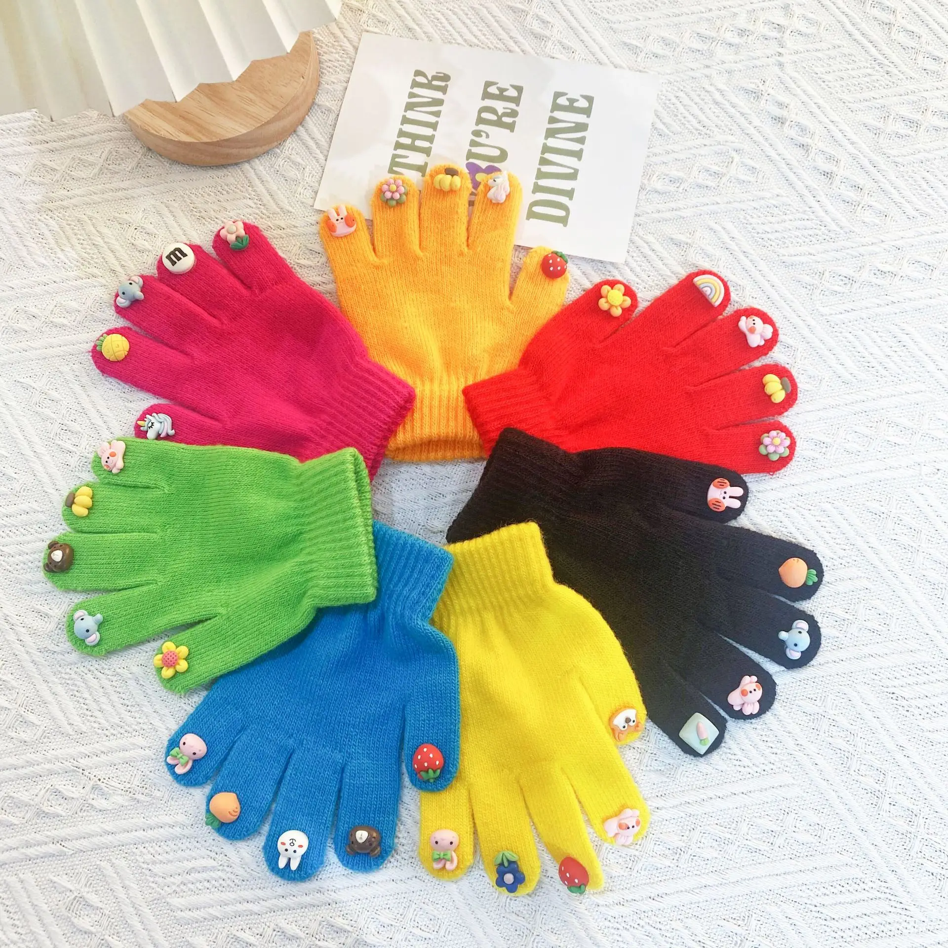 Женские зимние перчатки со стразами