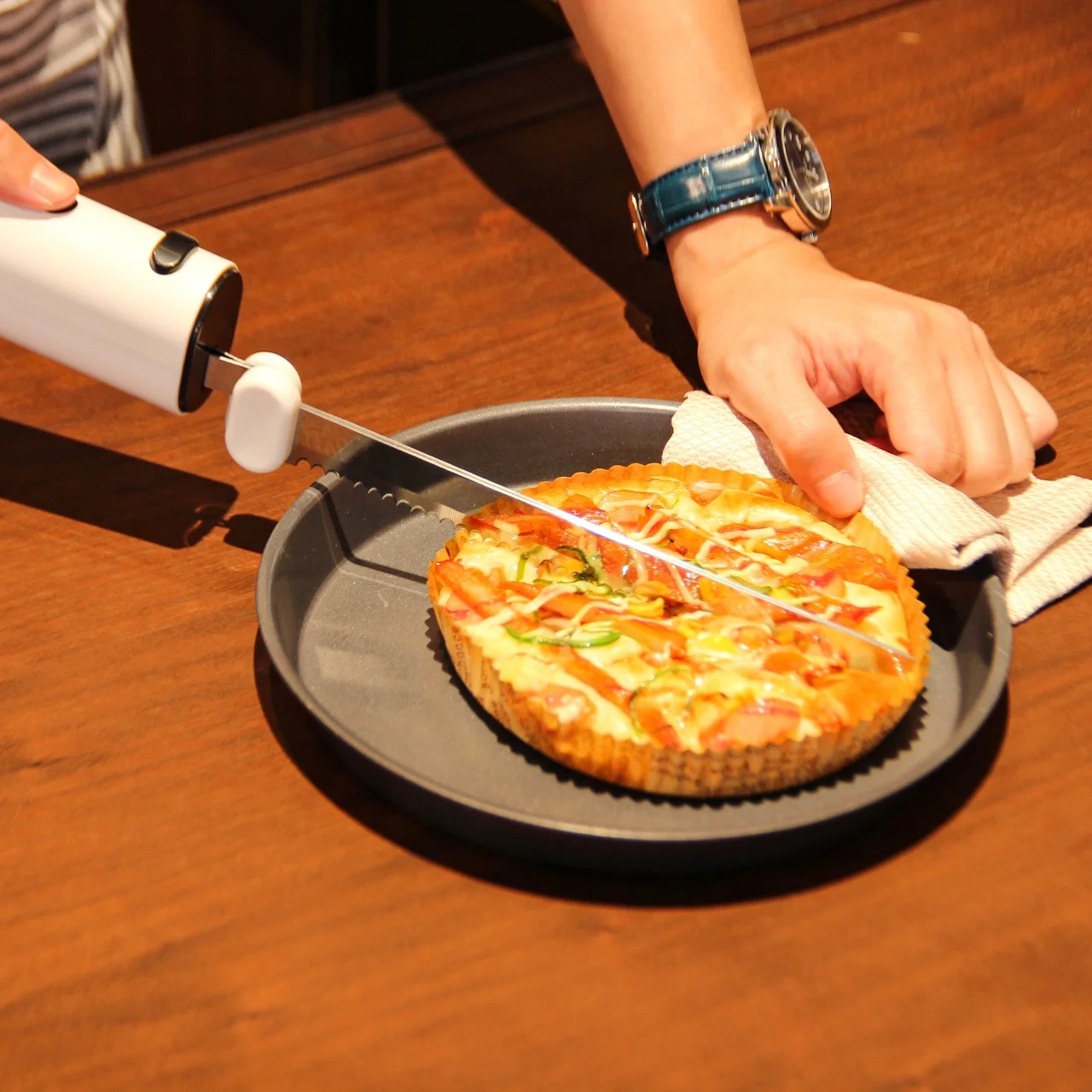 Stainless Steel Serrated Kitchen Electric Carving Knife Cordless Bread Cutter For Meat