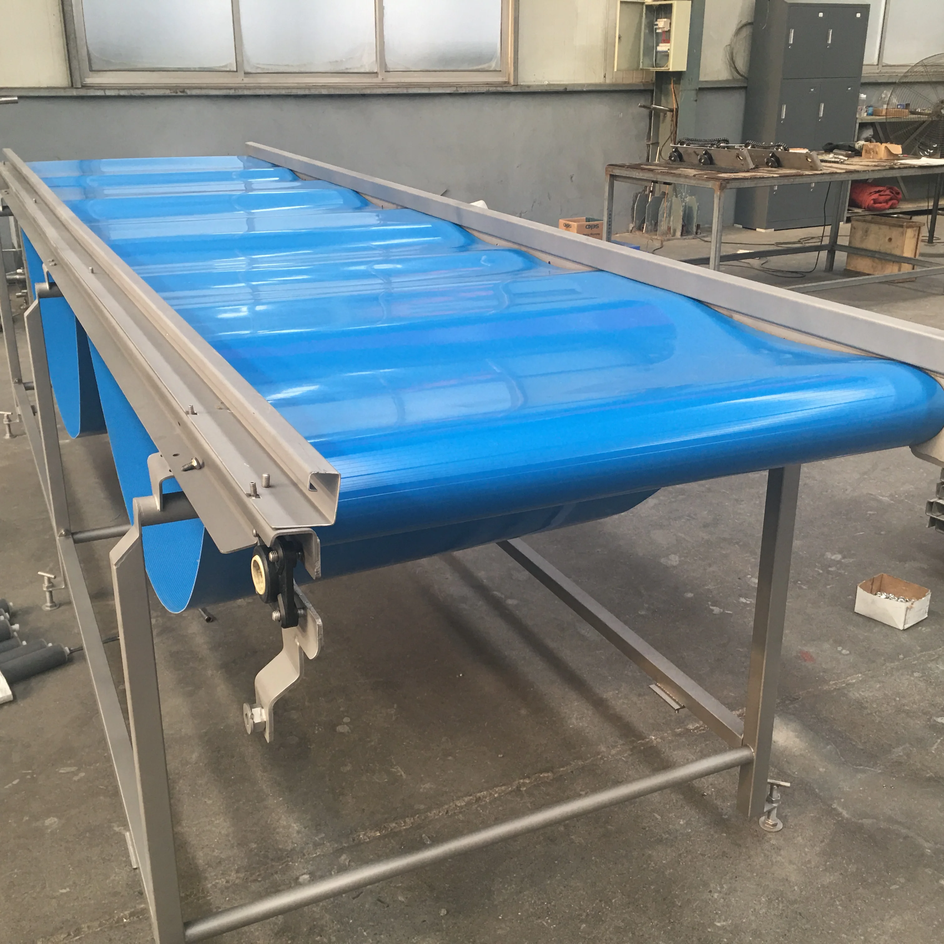 Ленточный конвейер из нержавеющей стали 304 для резки и разборки каркаса в свиной бойне