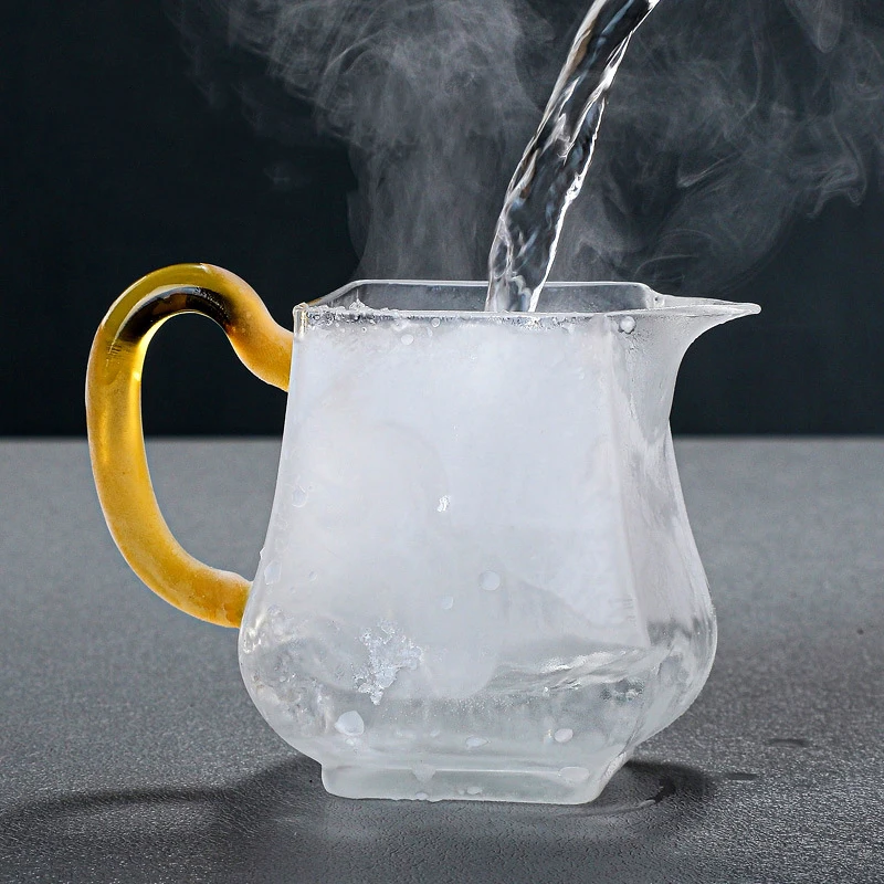 280ml Glass Gong Dao Bei Fair Tea Pitcher with wooden handle