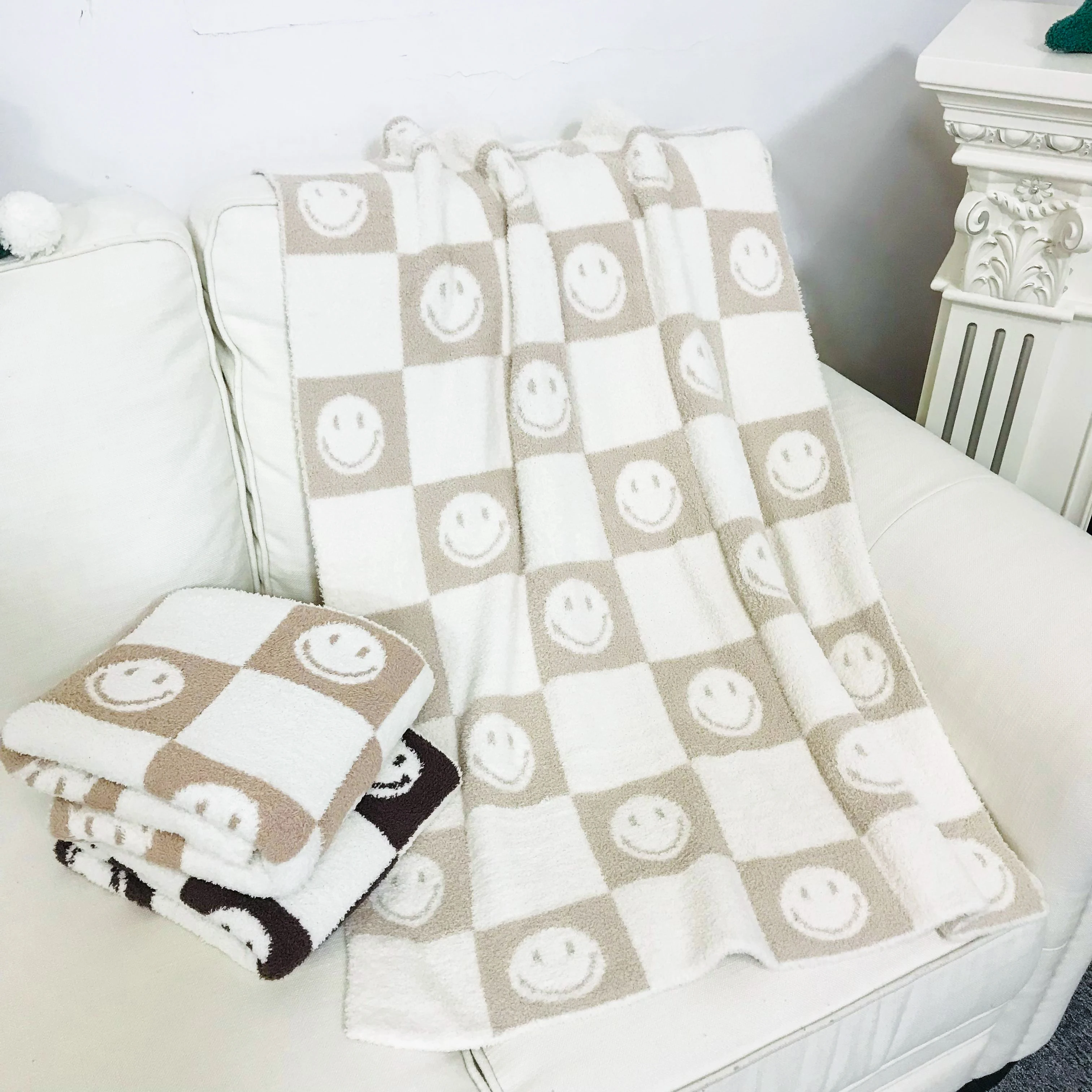 Top Quality Logo Super Soft Home Decor Smeily Face Custom Color Private Label Print Throw Blankets with Picture