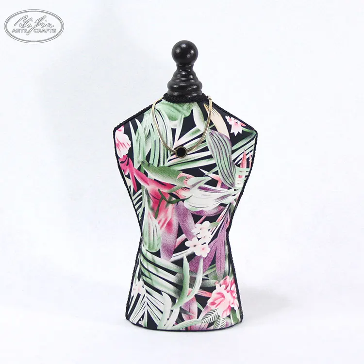 Customized jewelry window display fashion doll shaped jewelry display set