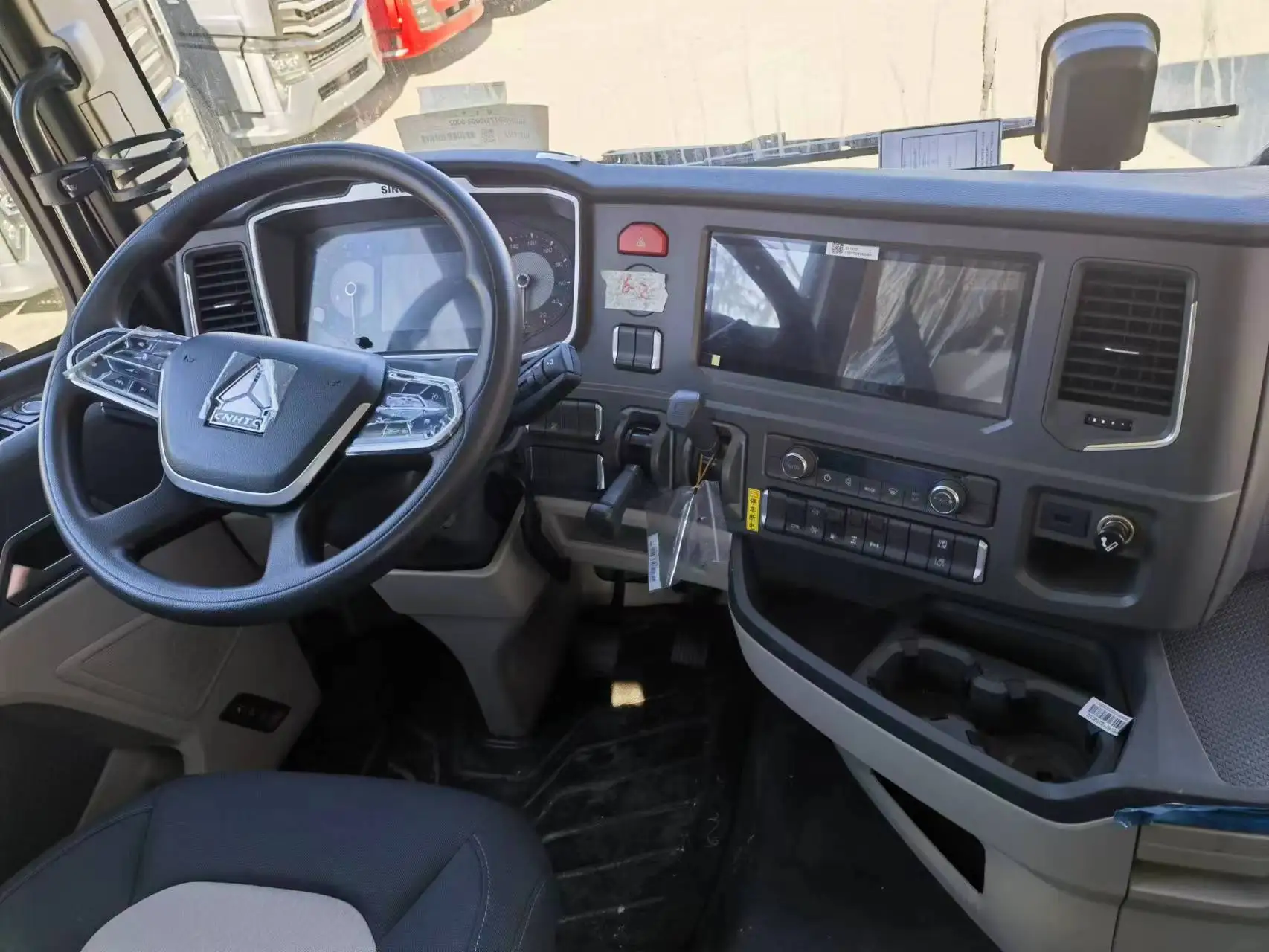 Тягач Sinotruk Howo T7 6x4 440 л.с. дизельное топливо с левым рулем