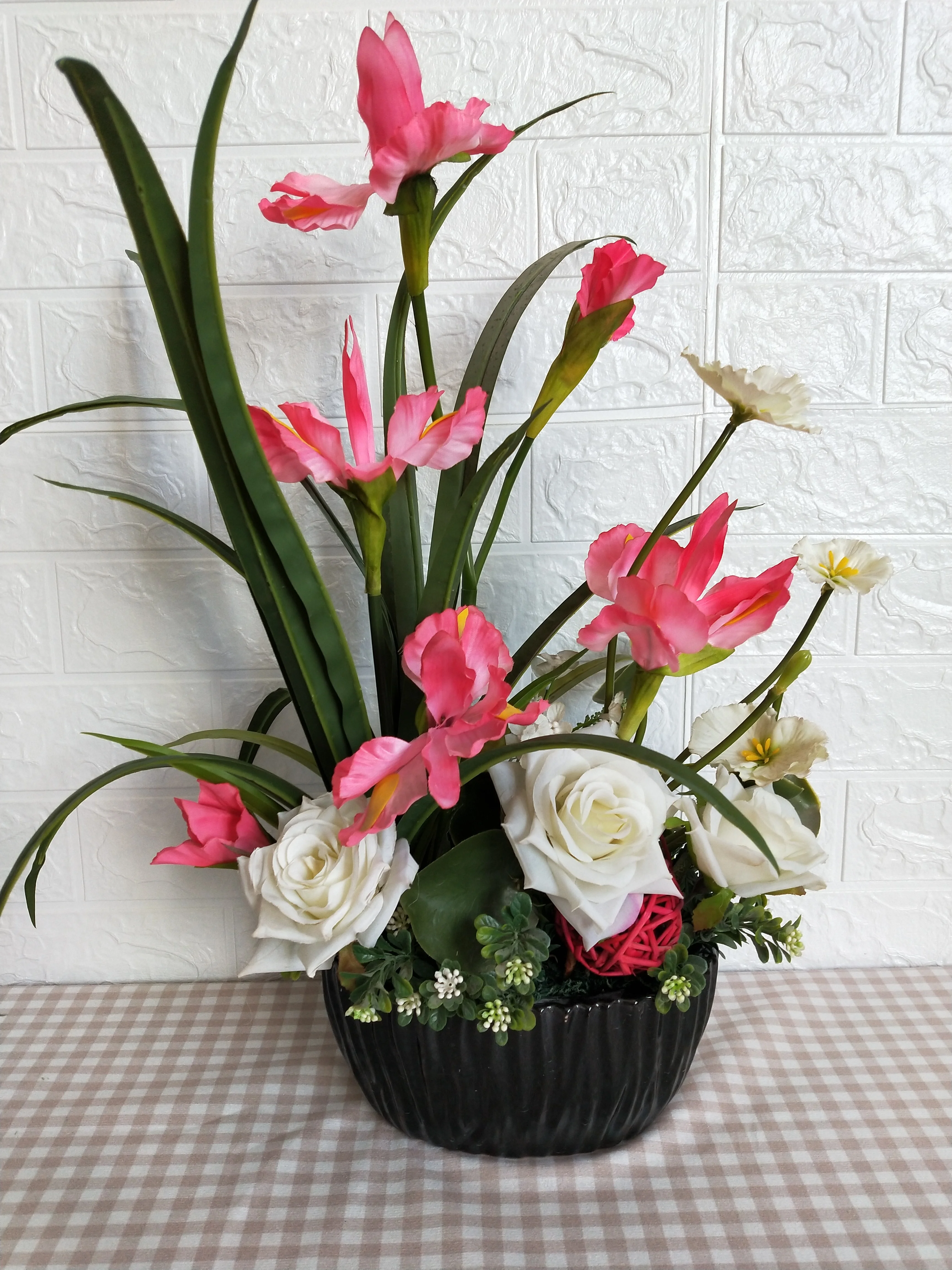 
2021 AMAZON hot-sale Perfect Home Decoration Artificial Floral Arrangement Colorful Silk Flowers in Balck pot for unique gift 