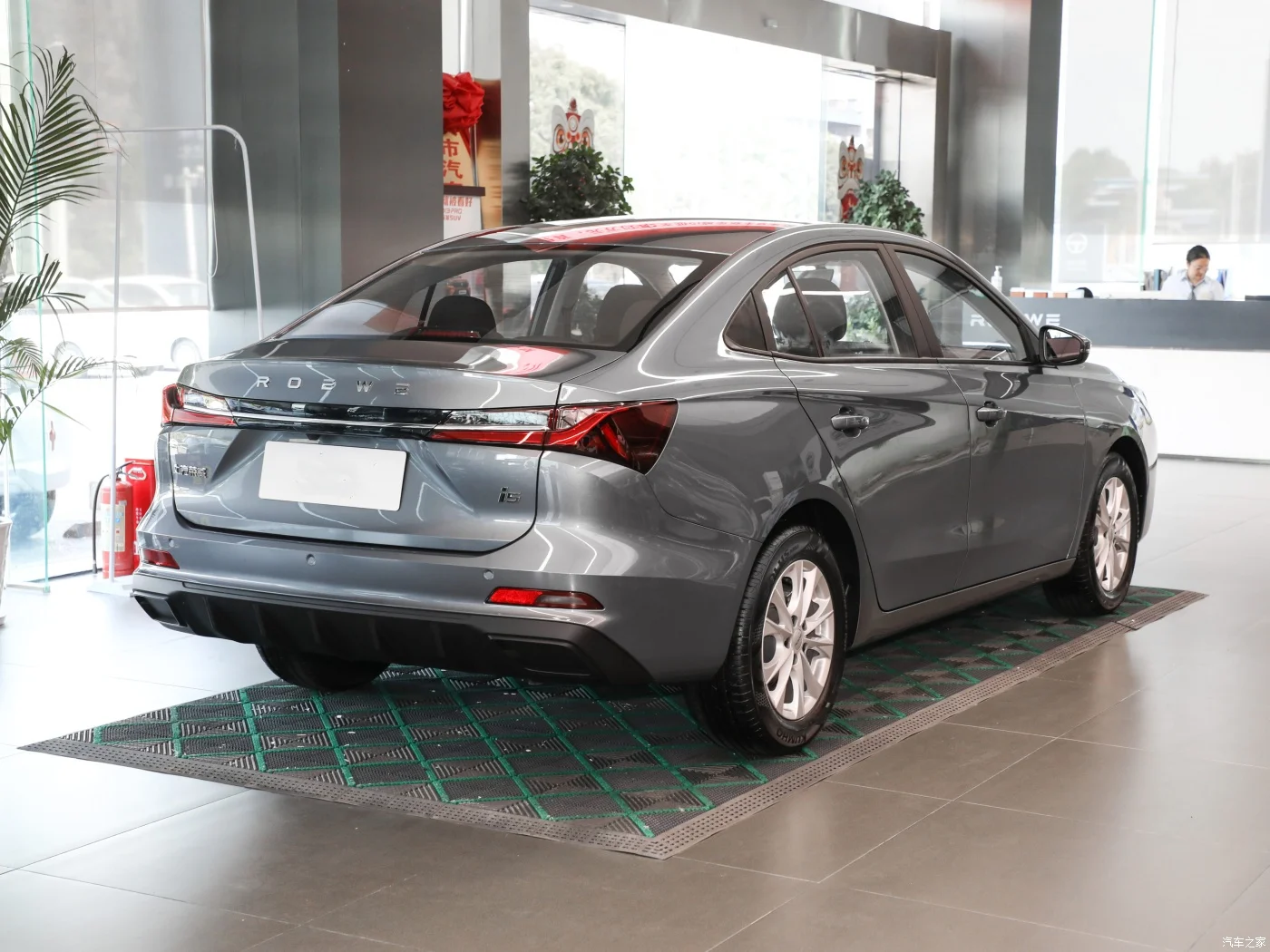 Дешевые цены 2024 2023 Roewe i5 Rongwei 1 5 T 129PS L4 4 двери мест седан бензиновые автомобили сделано в Китае наличии