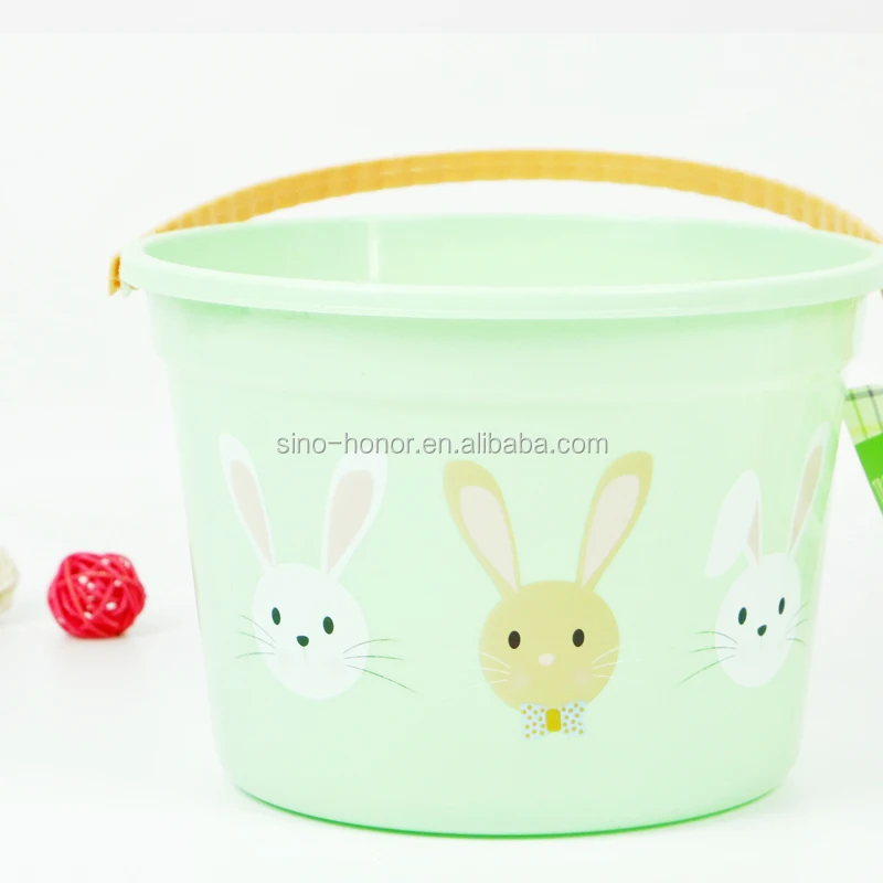  Пластиковые предметы первой необходимости в пластиковом ведре