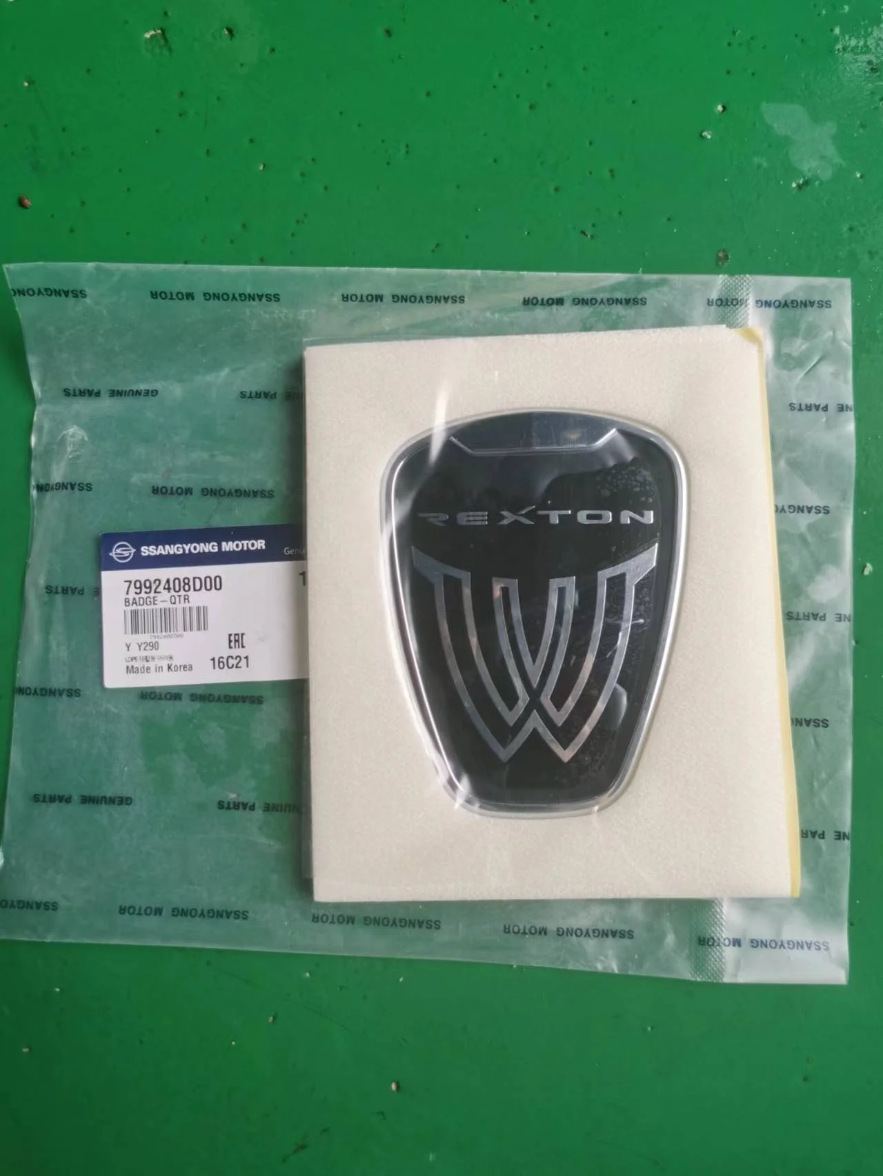 Ssangyong logo W REXTON dedicated OE7992408D00