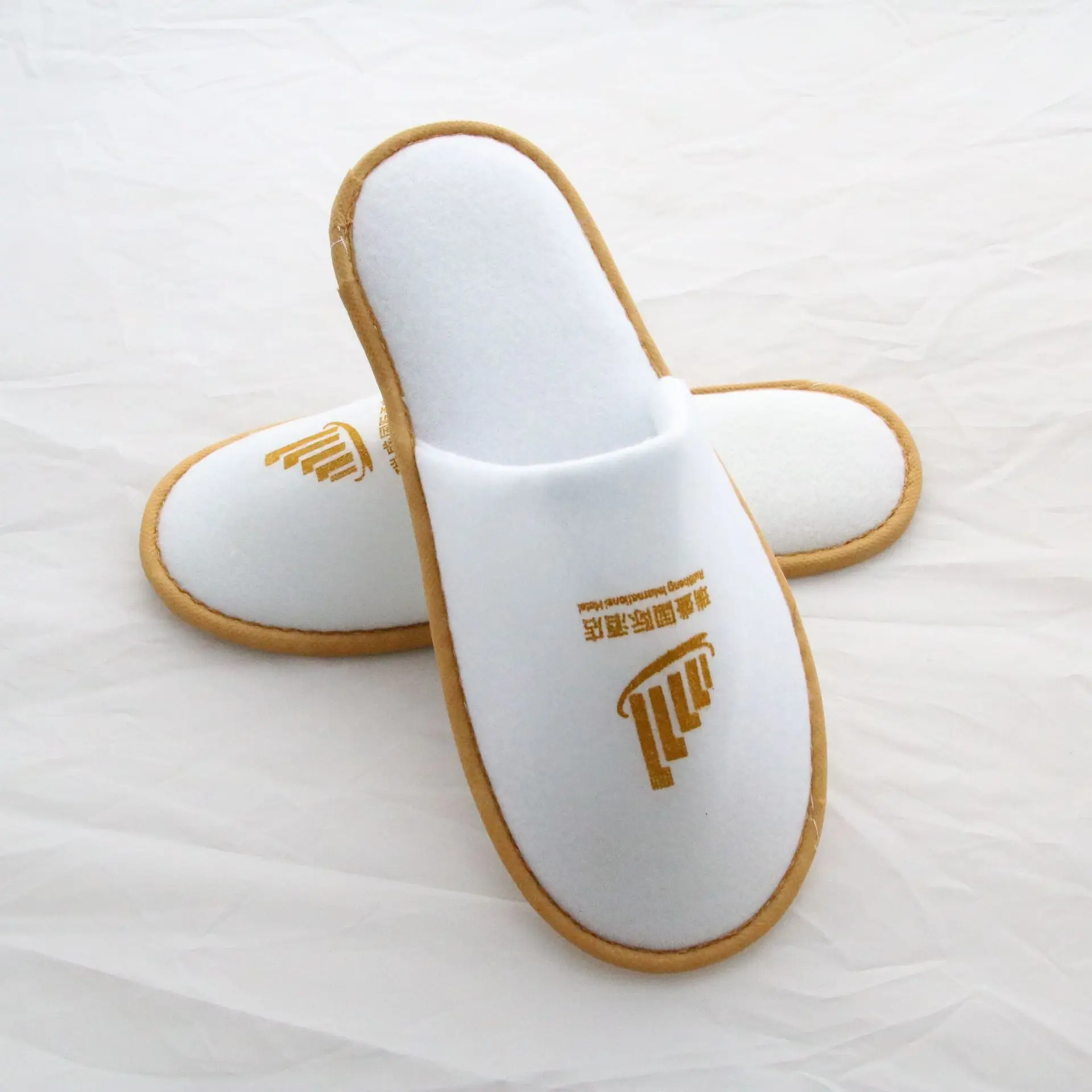 Factory direct sale good quality customizable hotel slippers wholesale disposable hotel bathroom slippers