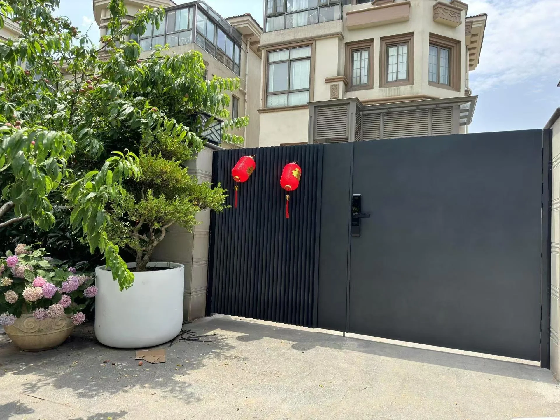 New Chinese Style Villa Entrance Garden Metal Door Aluminum Revolving Security Fence with Pressure Treated Wood for Farm Fencing