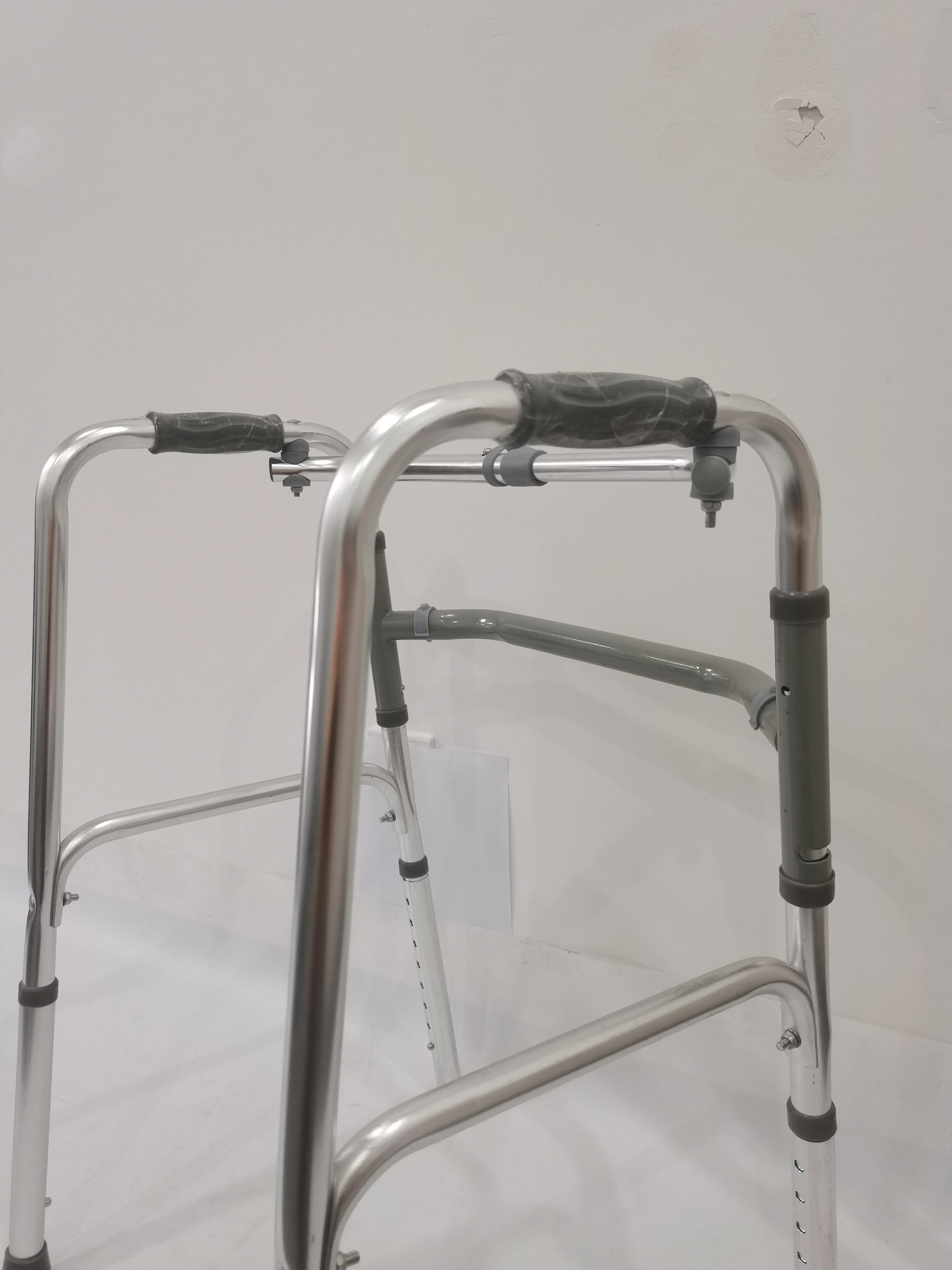 Customized Medical Rehabilitation Training Equipment Aluminum Alloy PE Plastic Lightweight Walkers Walking Upright Mobility Aid