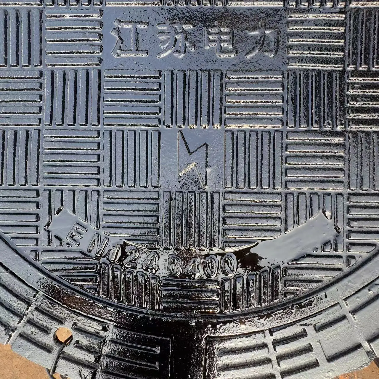 Custom supply of high quality black asphalt paint square EN124 ductile iron manhole covers